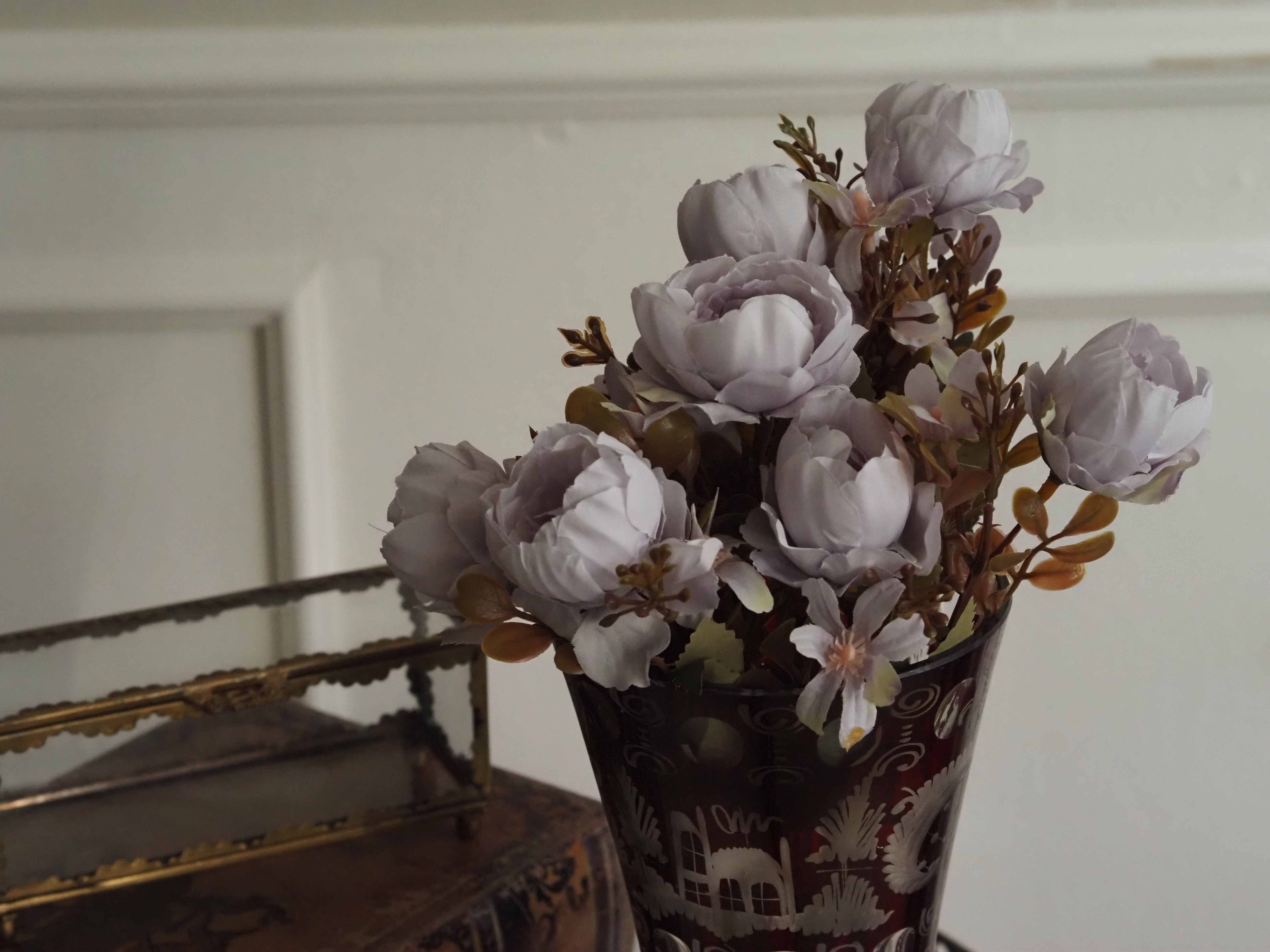 Dekorativer Rosenblütenzweig · florale Wohnraumdekoration