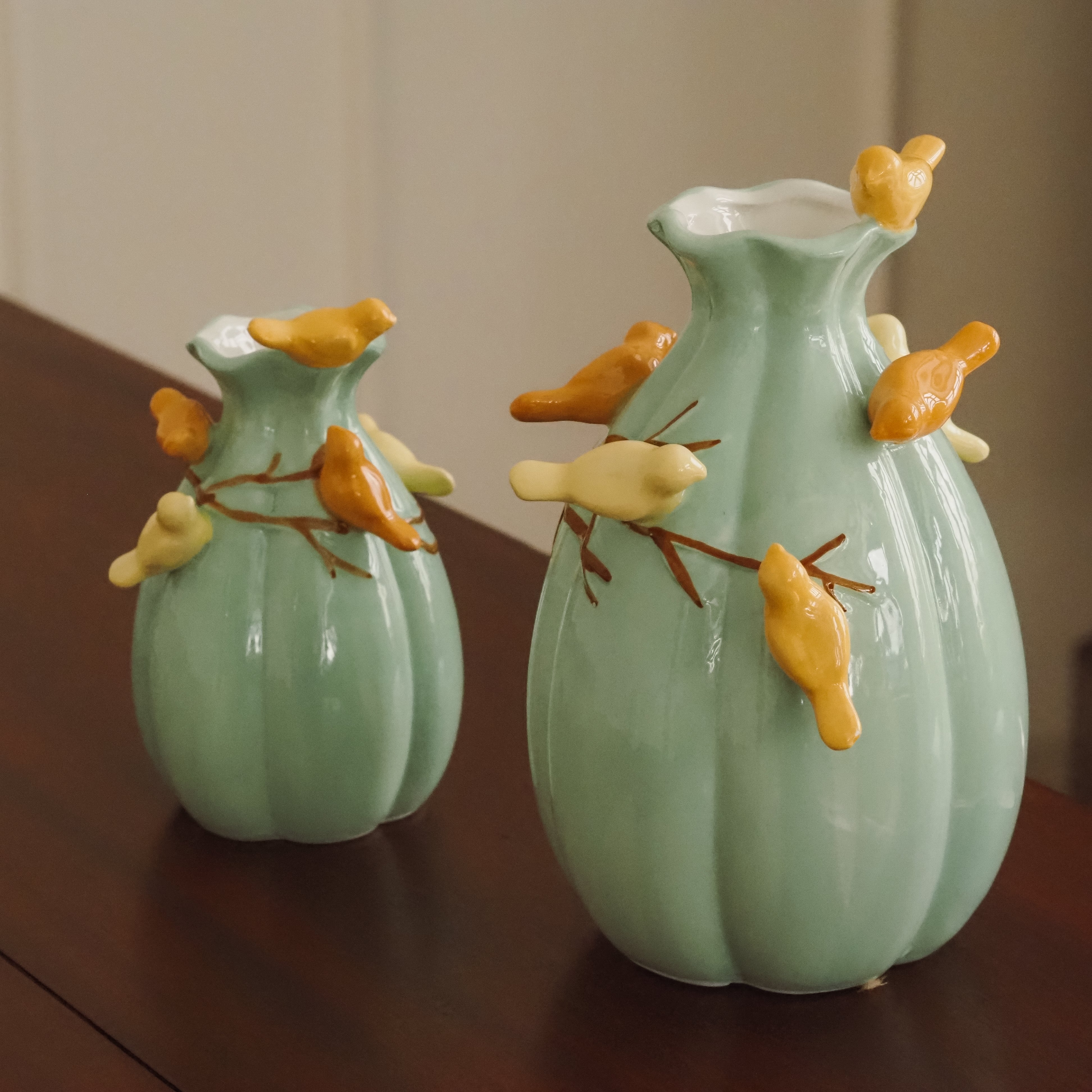 Vogelvase blau · Keramikvase mit plastischen Vogelmotiven