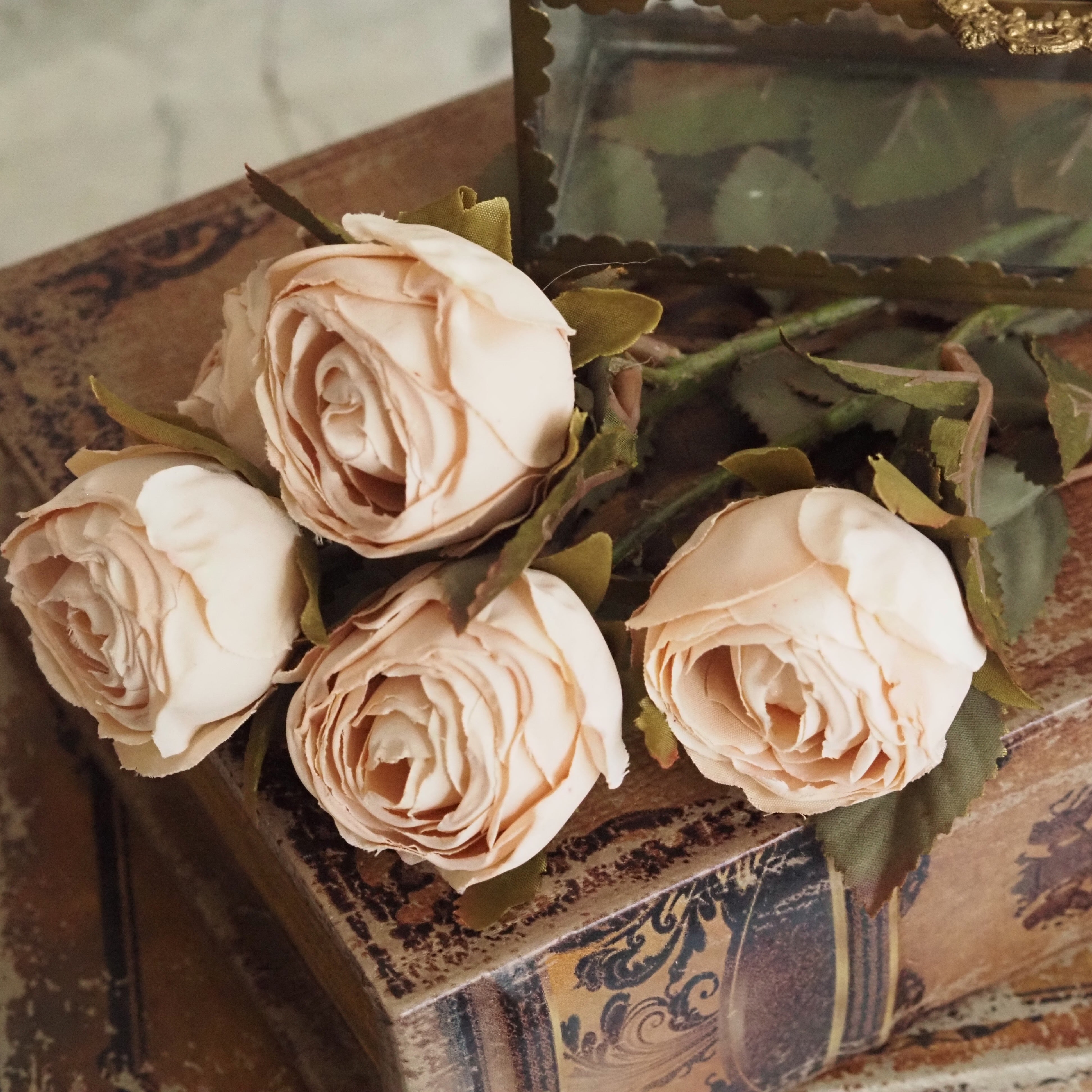 Dekorativer Rosenblütenzweig · florale Wohnraumdekoration