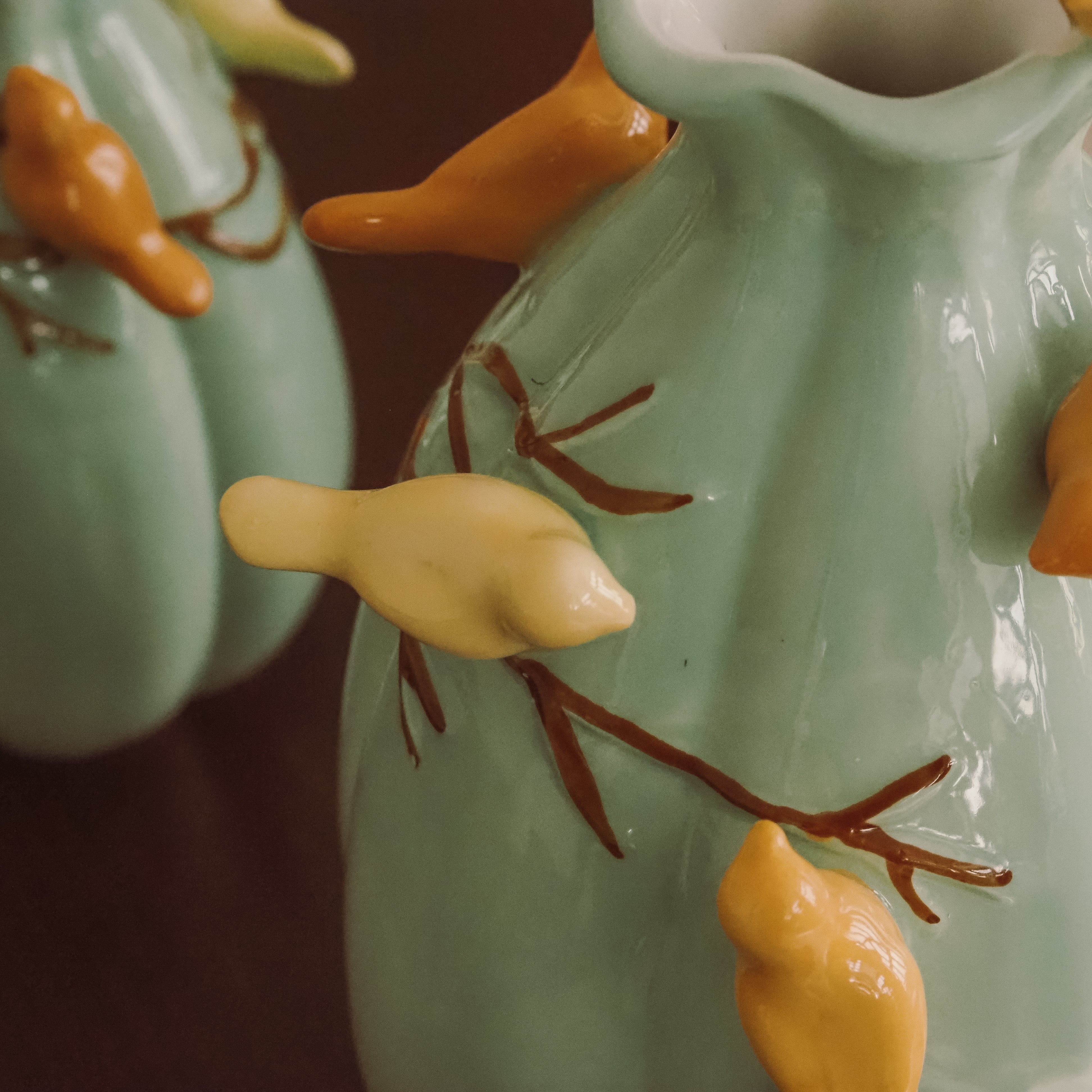 Vogelvase blau · Keramikvase mit plastischen Vogelmotiven