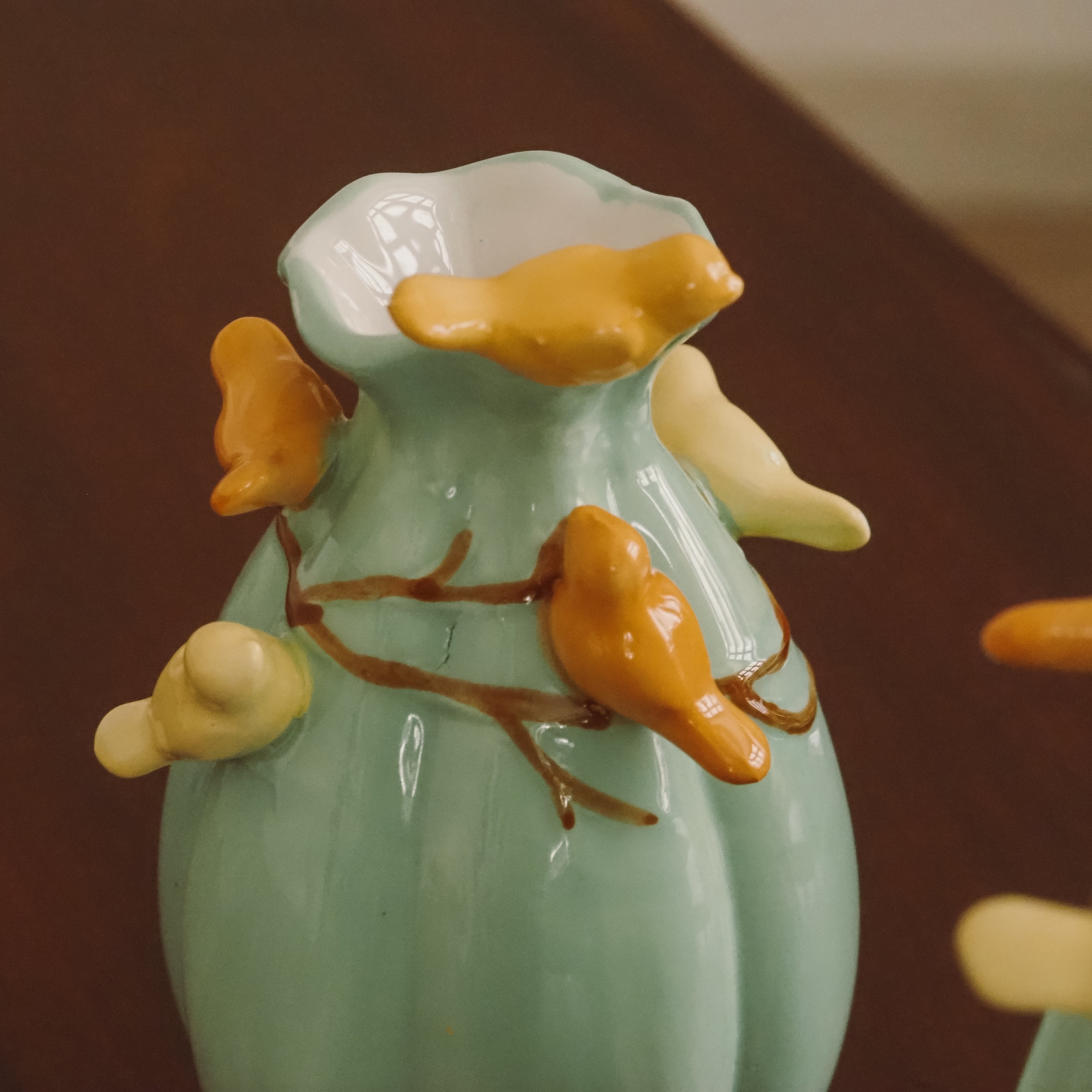 Vogelvase blau · Keramikvase mit plastischen Vogelmotiven