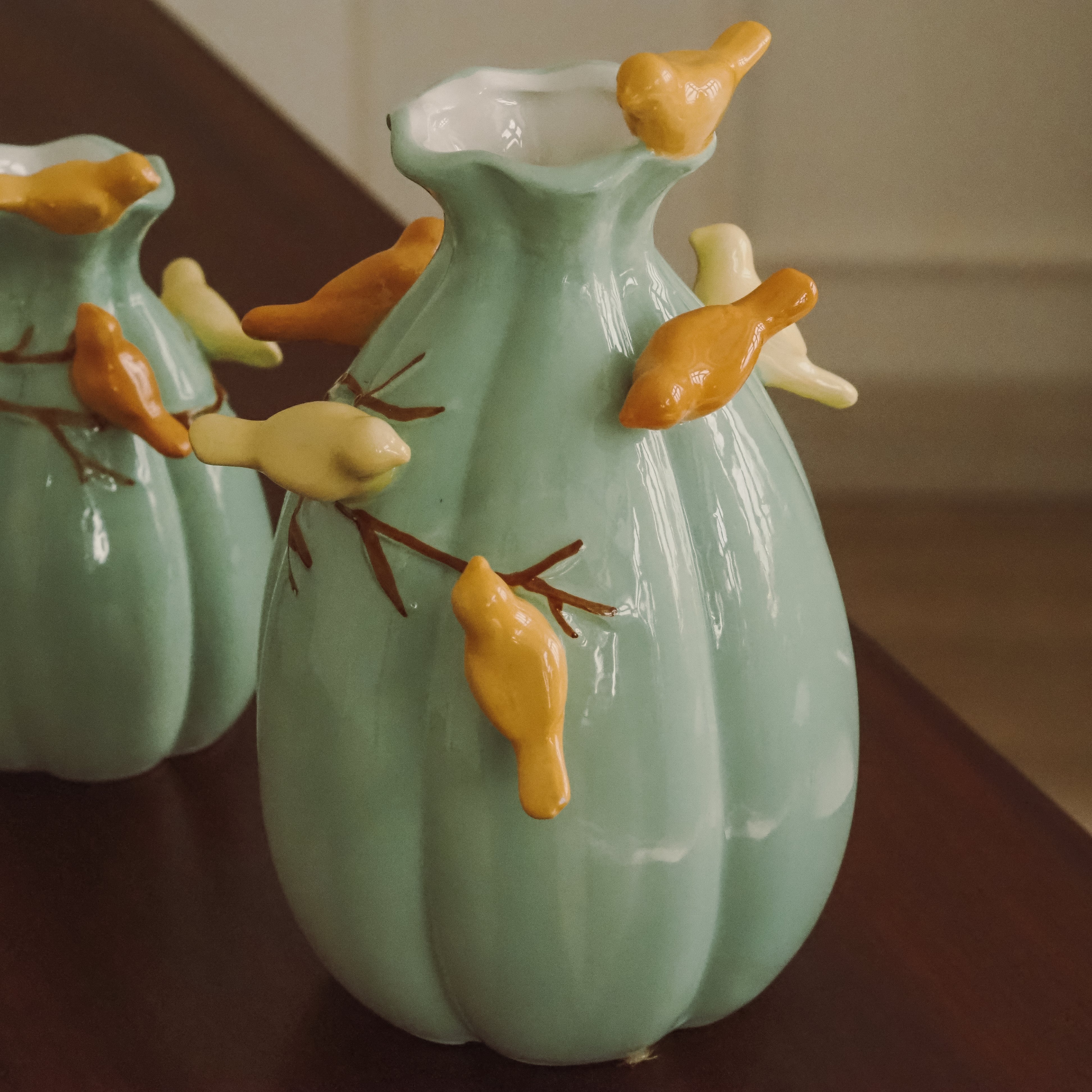 Vogelvase blau · Keramikvase mit plastischen Vogelmotiven
