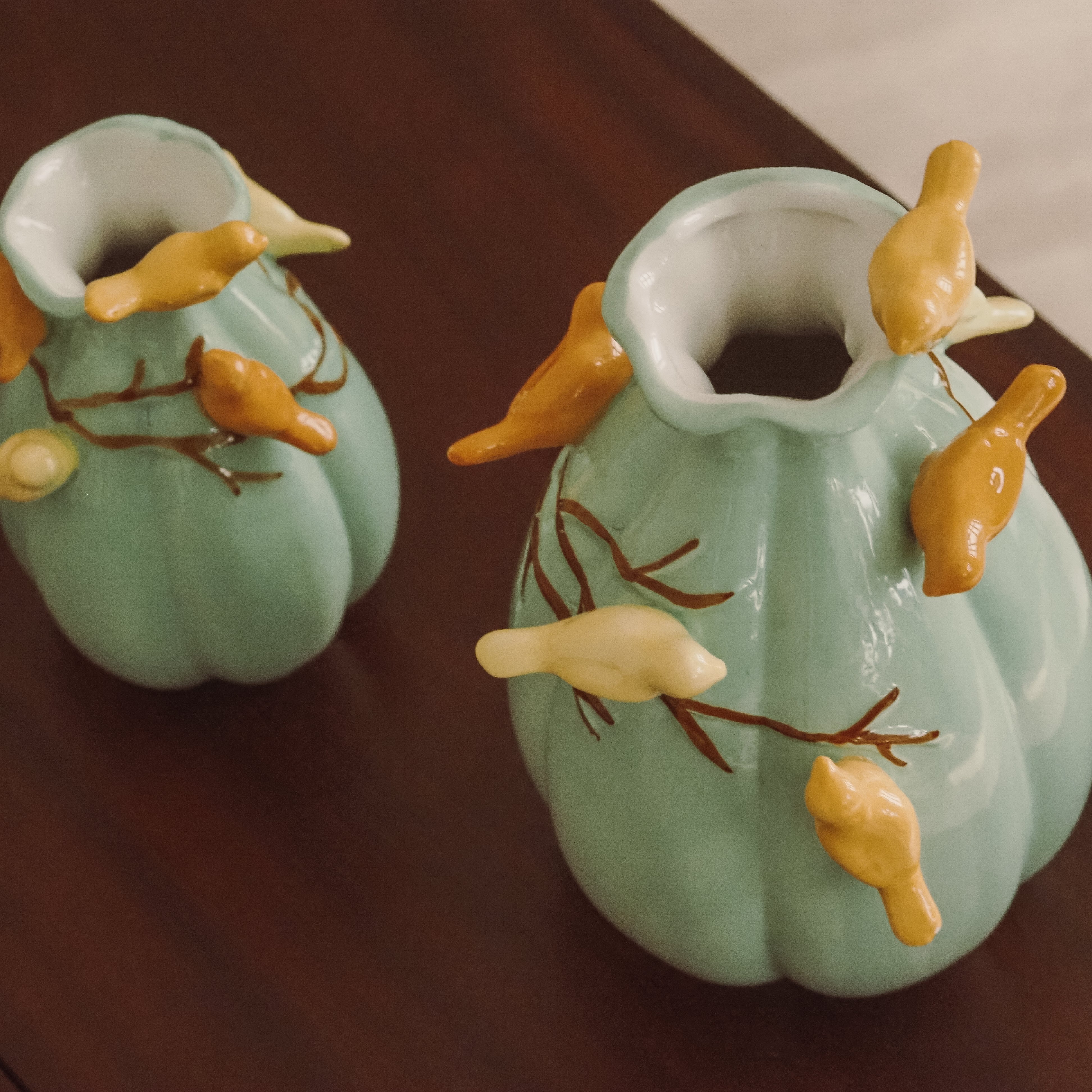 Vogelvase blau · Keramikvase mit plastischen Vogelmotiven