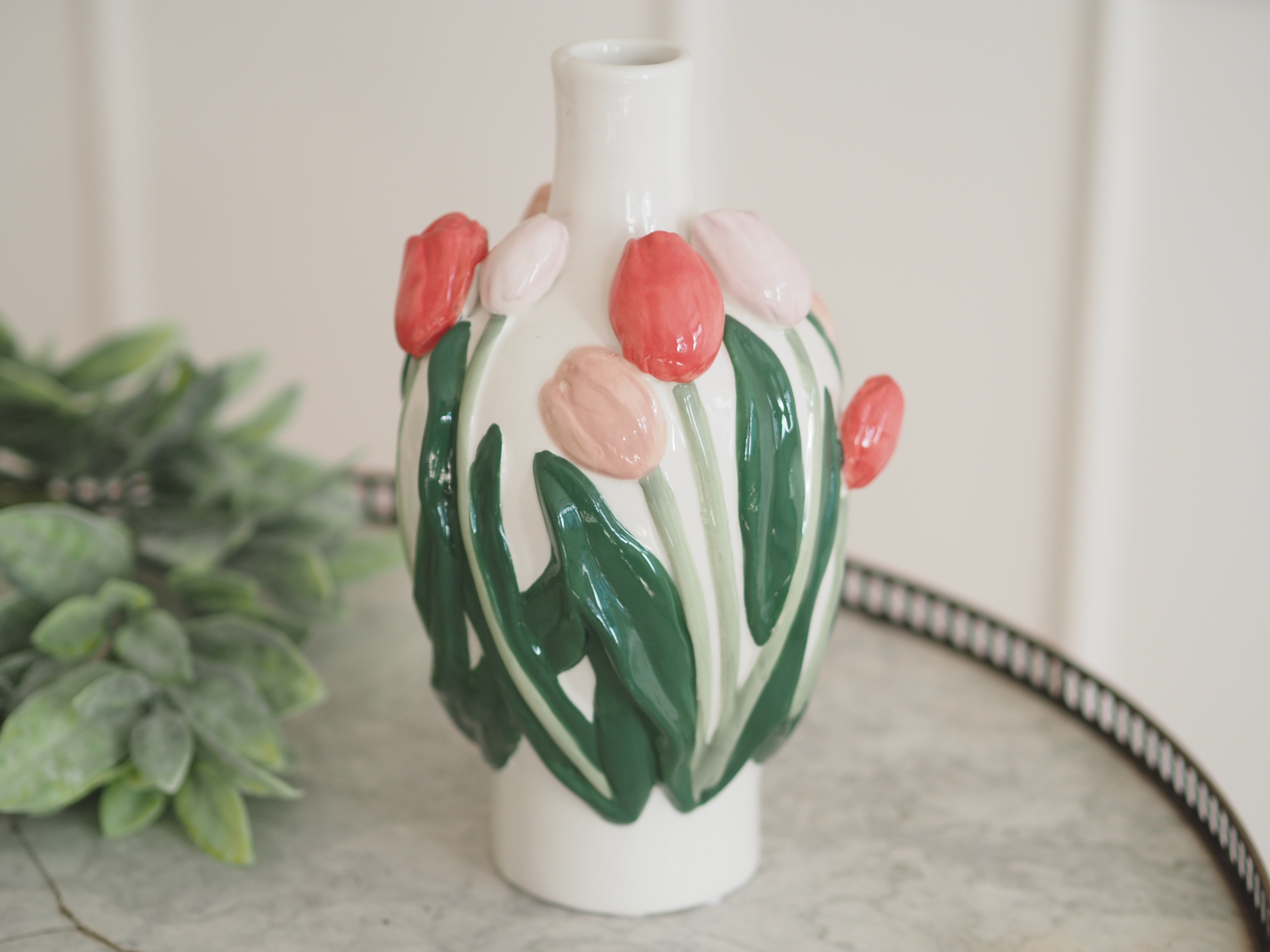 Keramikvase mit plastischem Tulpendekor · Volkskunst inspiriert / Blumenvase