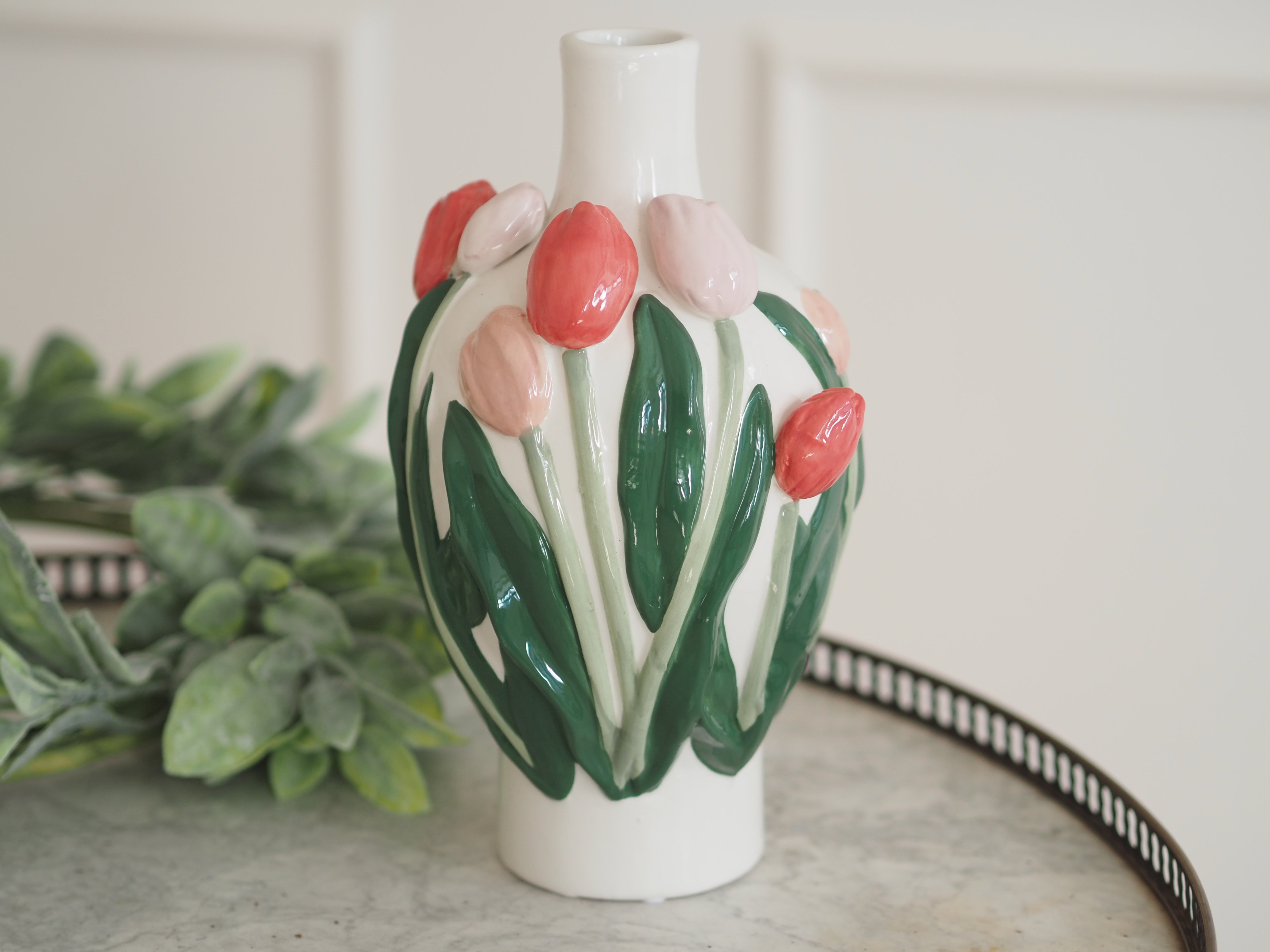 Keramikvase mit plastischem Tulpendekor · Volkskunst inspiriert / Blumenvase
