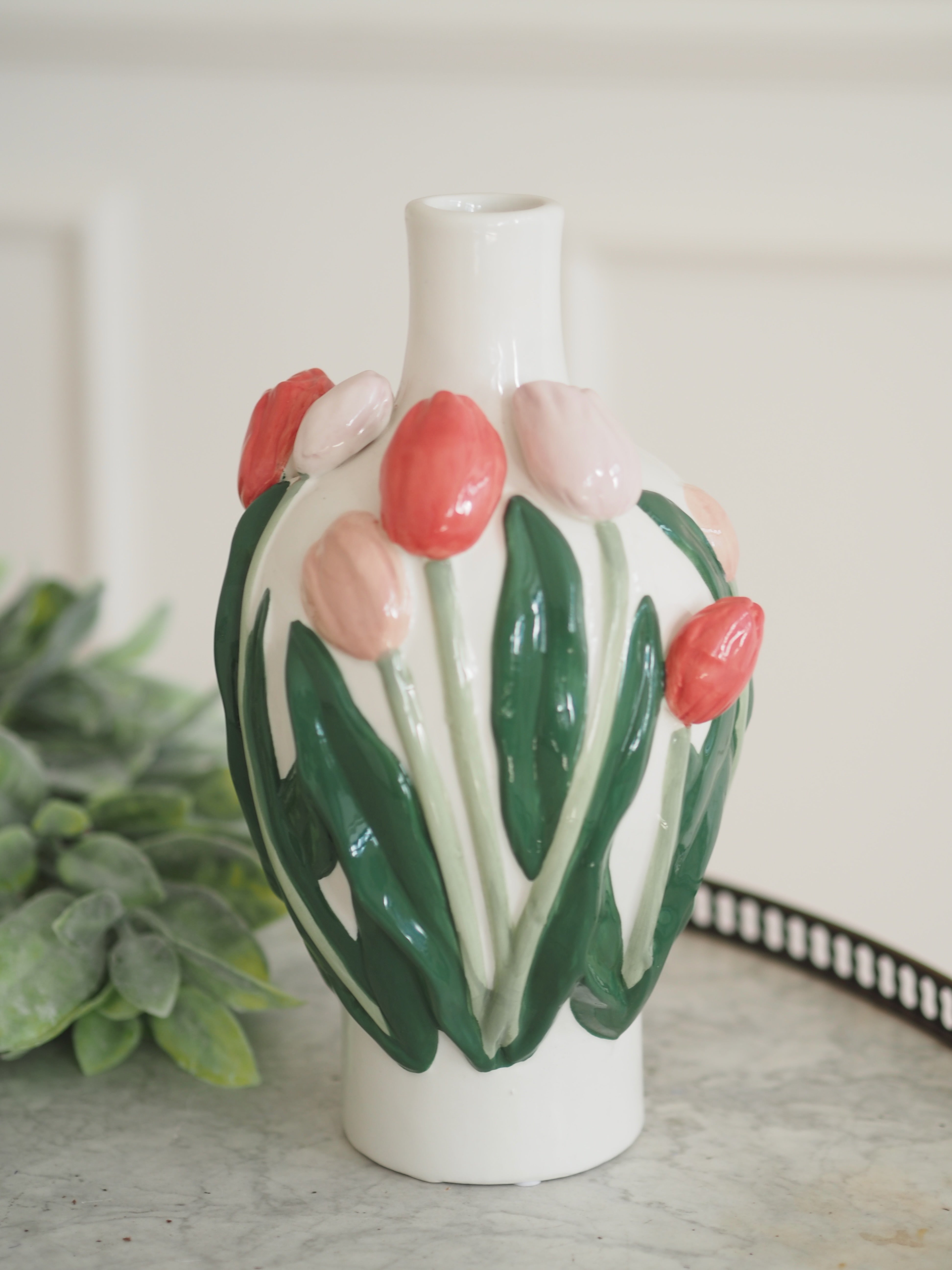 Keramikvase mit plastischem Tulpendekor · Volkskunst inspiriert / Blumenvase