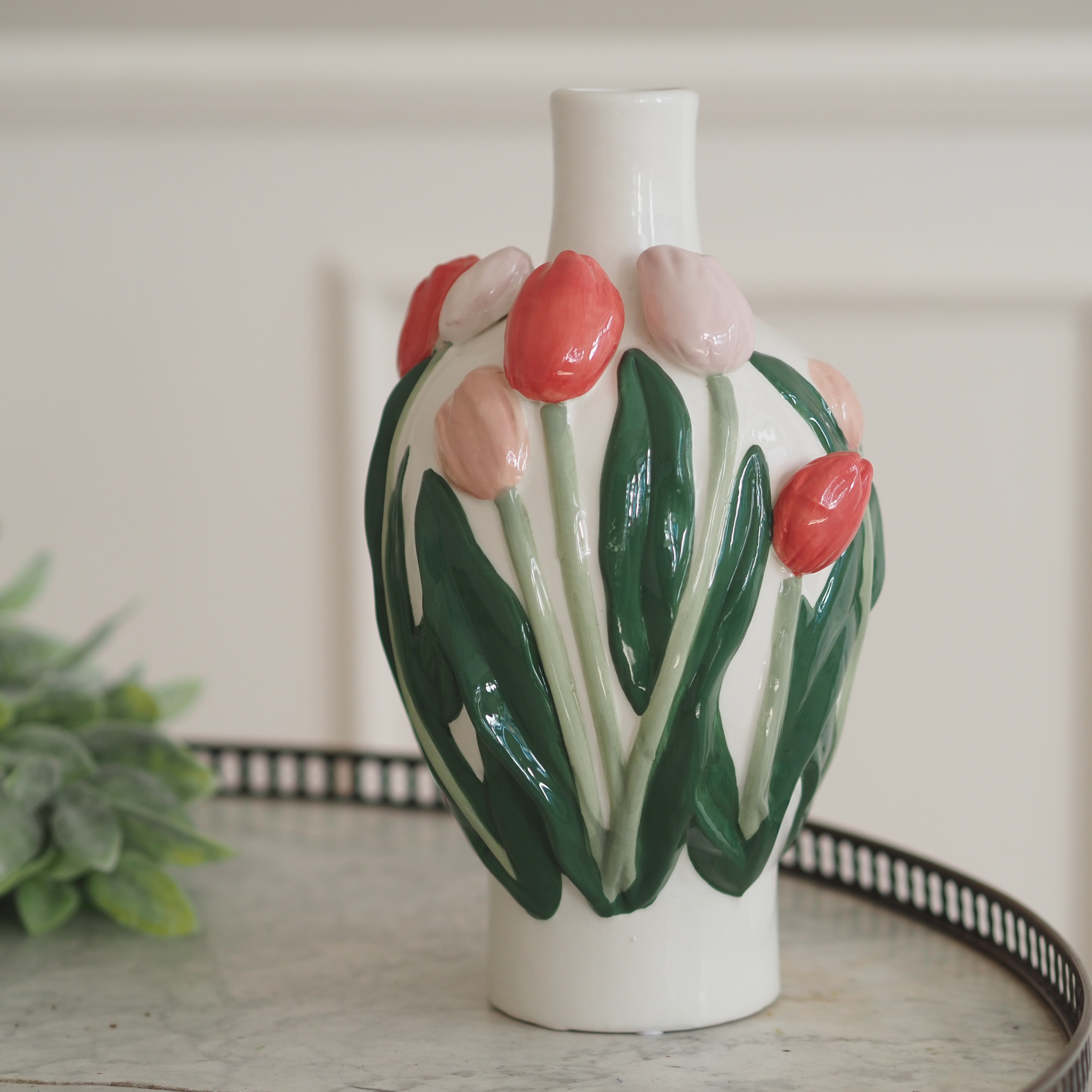 Keramikvase mit plastischem Tulpendekor · Volkskunst inspiriert / Blumenvase