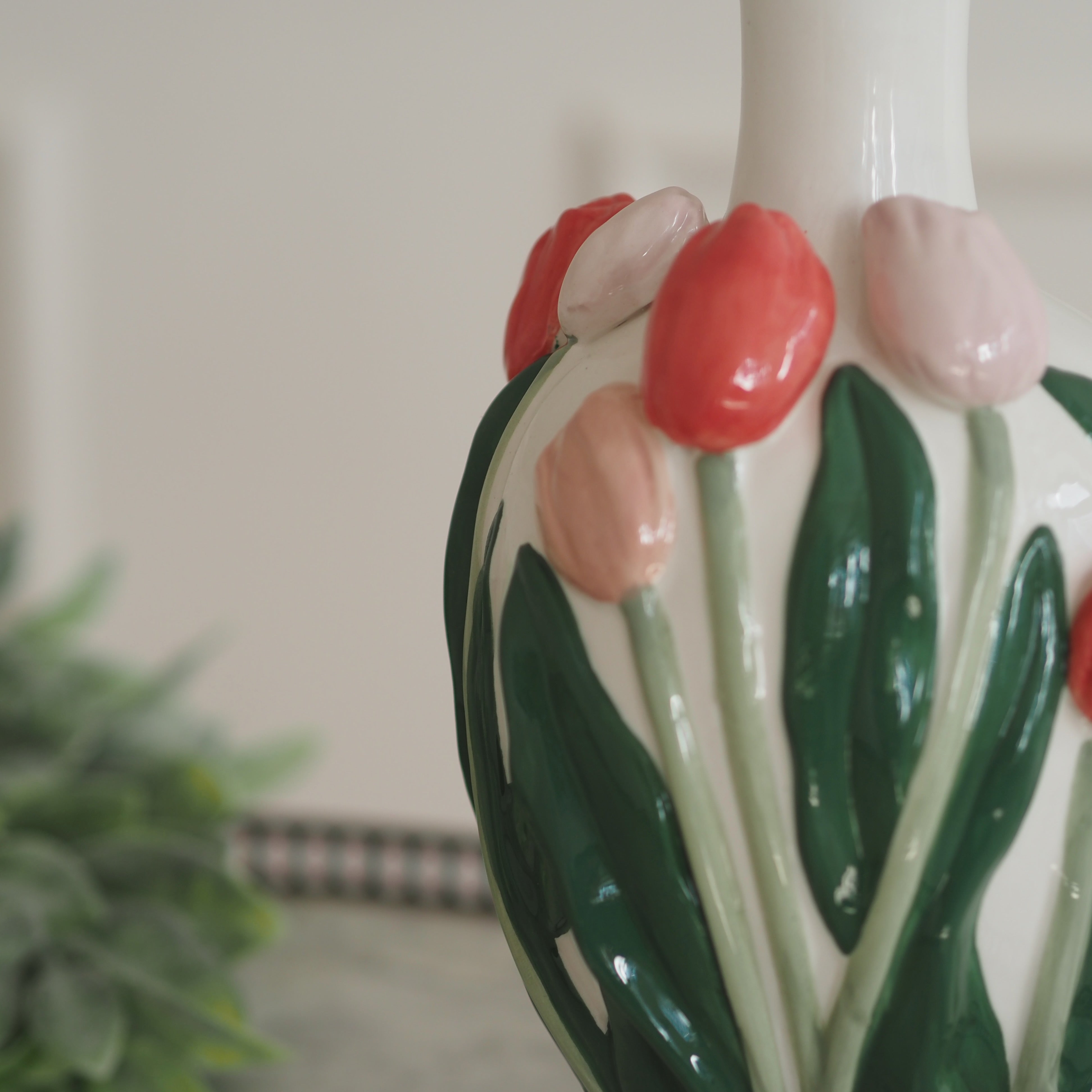 Keramikvase mit plastischem Tulpendekor · Volkskunst inspiriert / Blumenvase