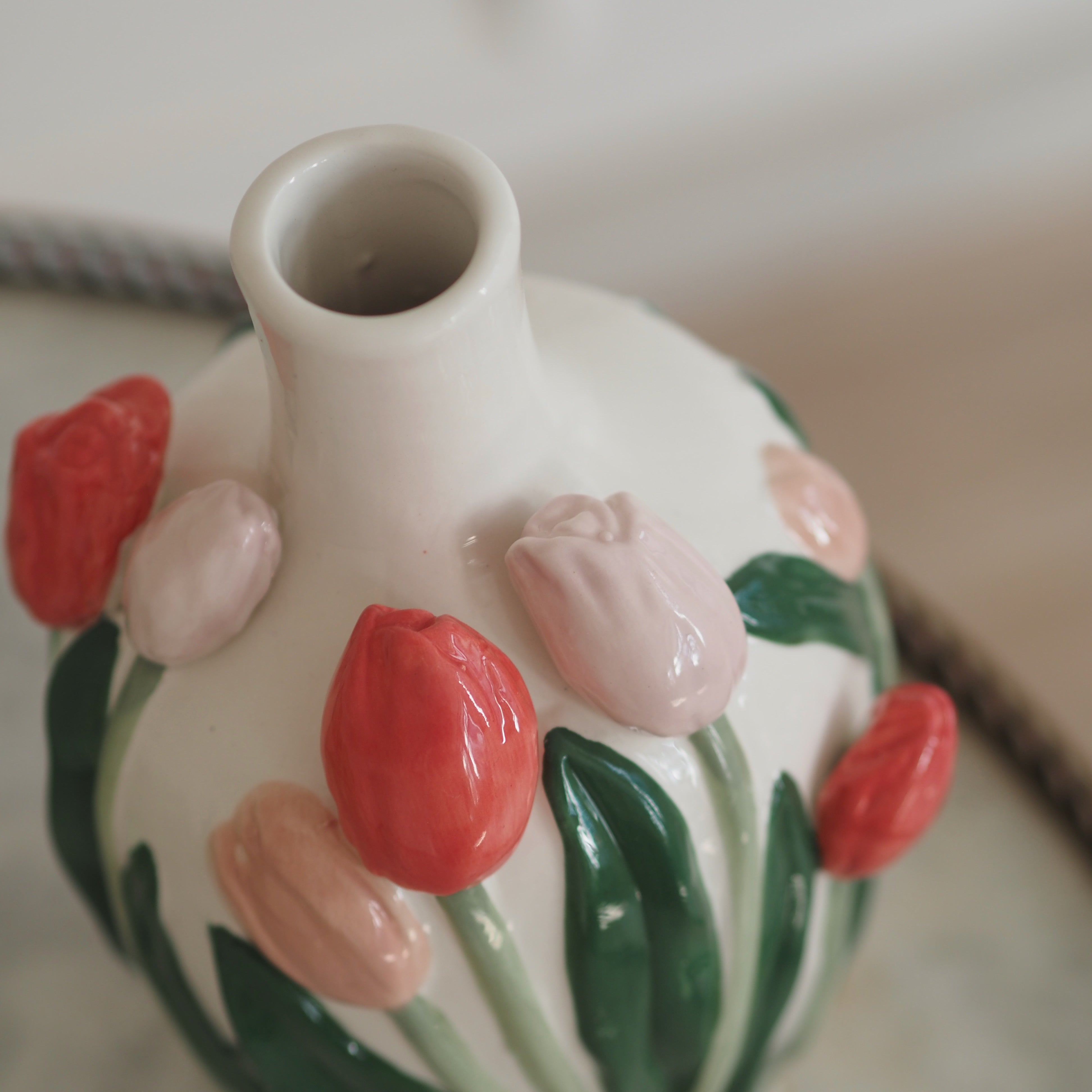 Keramikvase mit plastischem Tulpendekor · Volkskunst inspiriert / Blumenvase