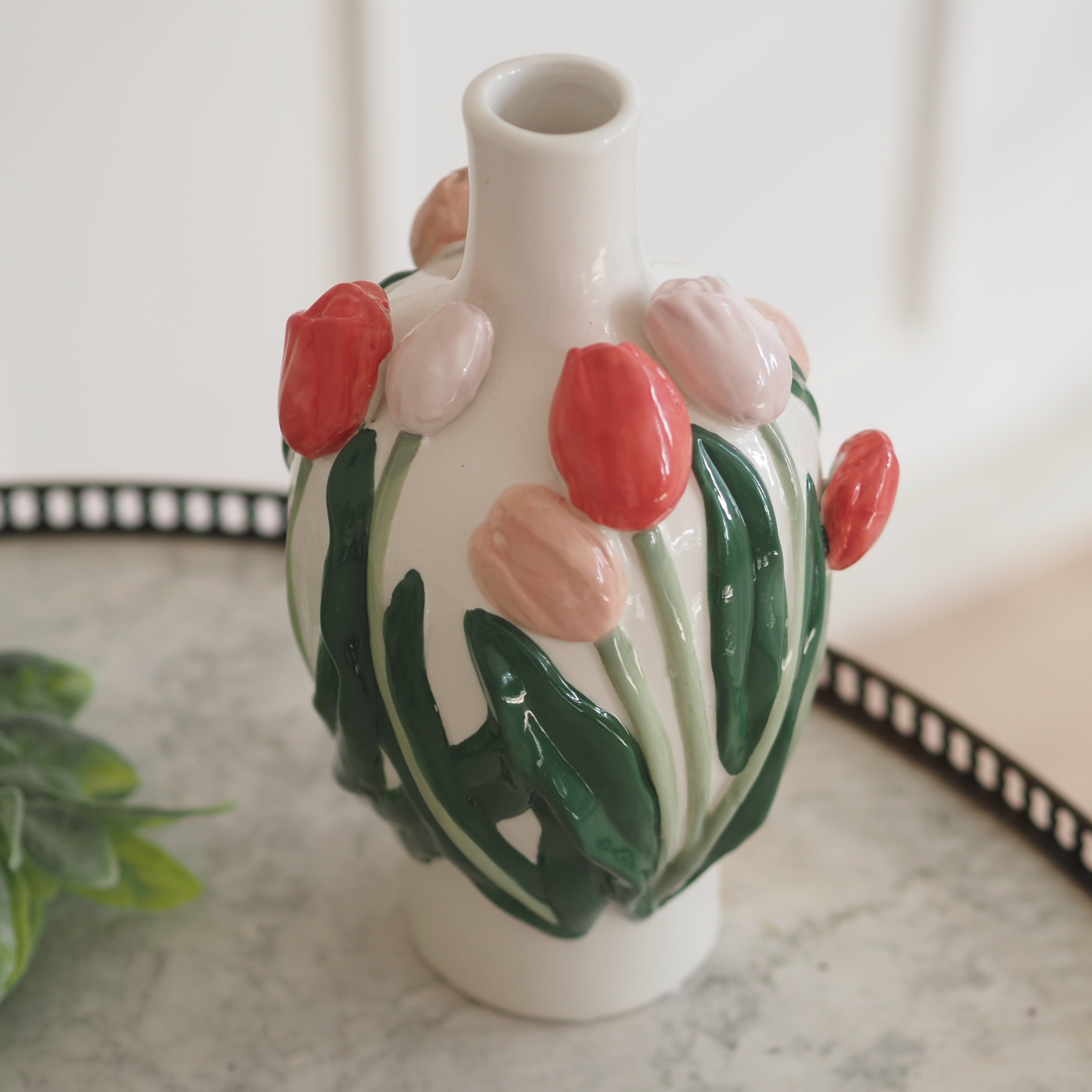 Keramikvase mit plastischem Tulpendekor · Volkskunst inspiriert / Blumenvase