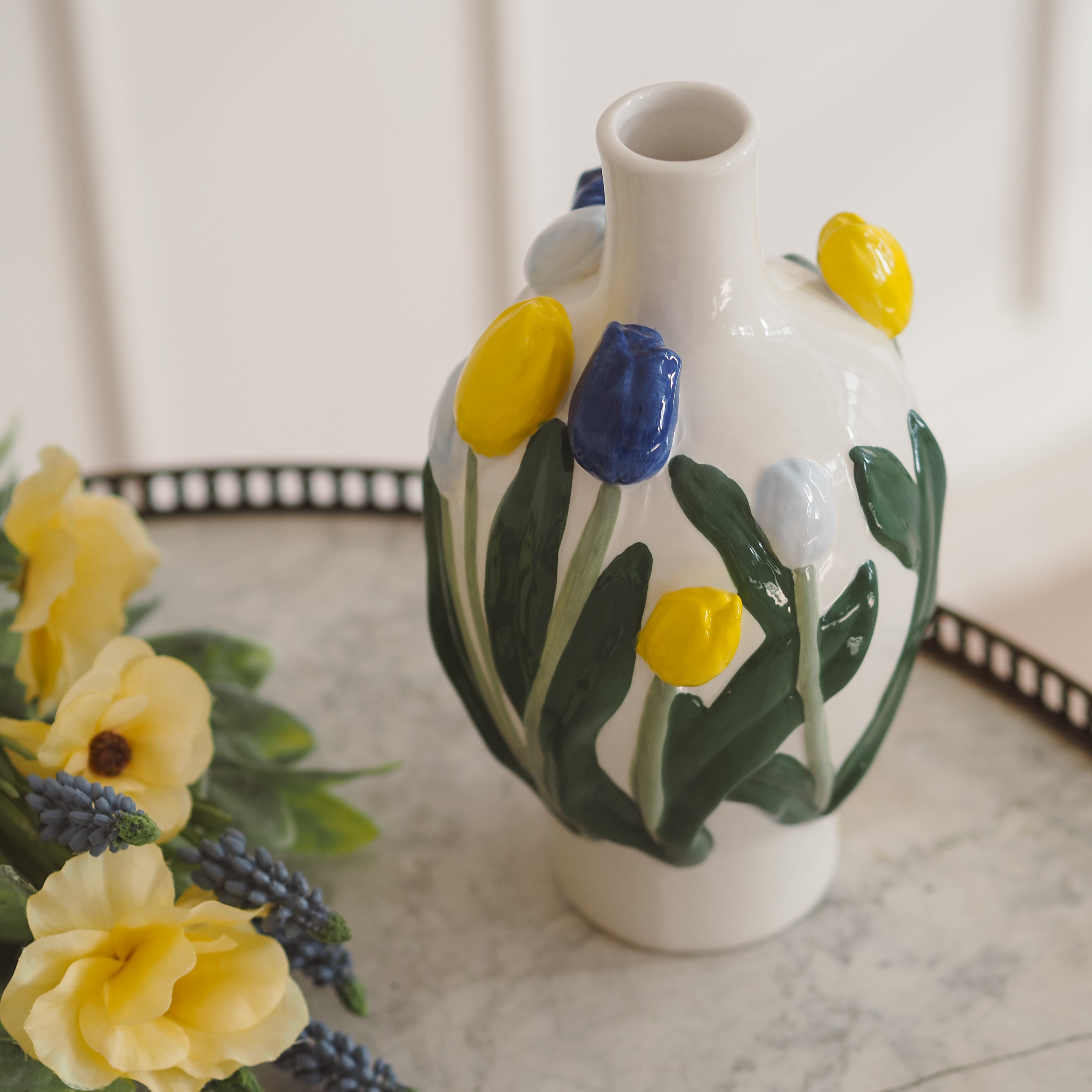 Keramikvase mit Tulpenrelief · botanisch inspiriert / Steingut Blumenvase