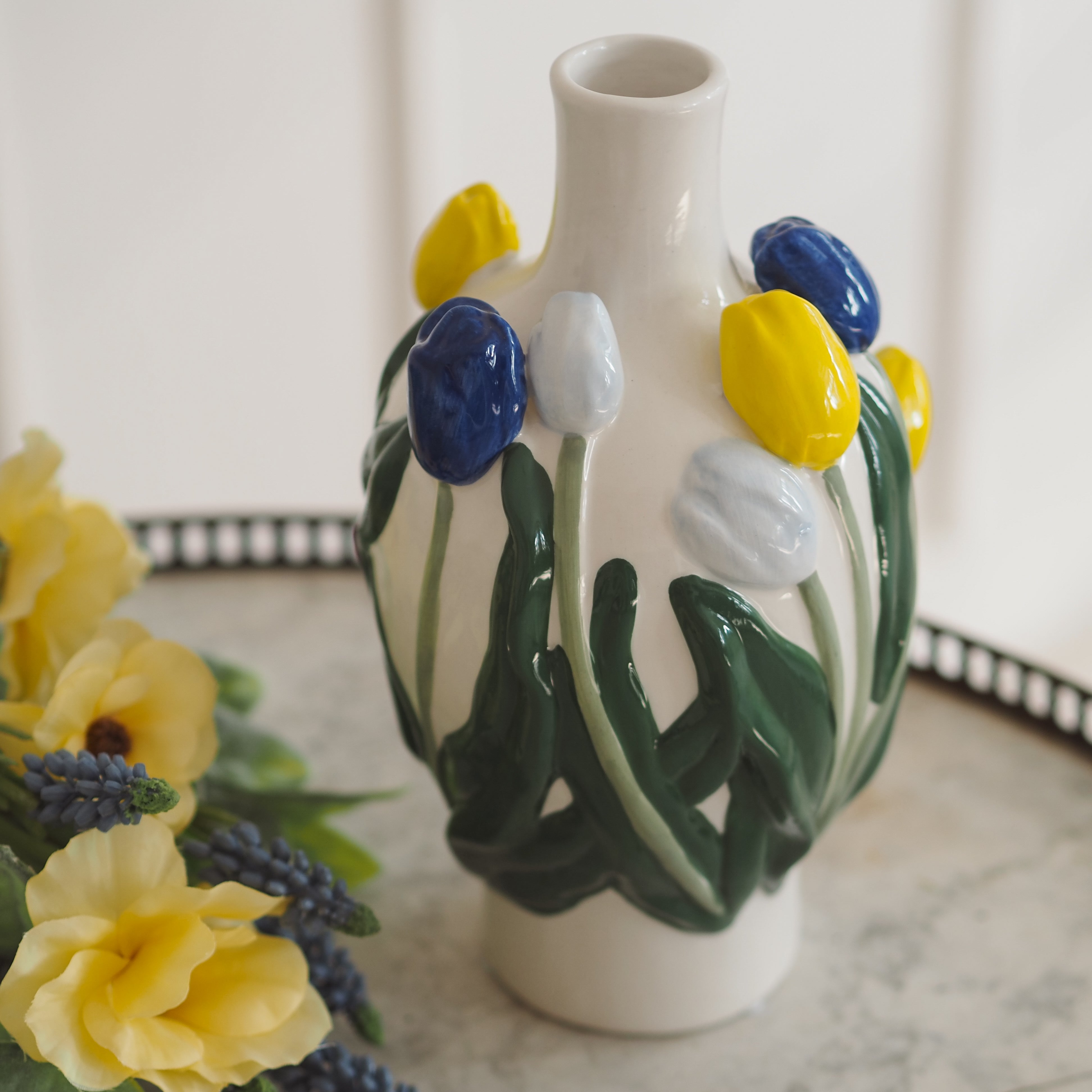 Keramikvase mit Tulpenrelief · botanisch inspiriert / Steingut Blumenvase