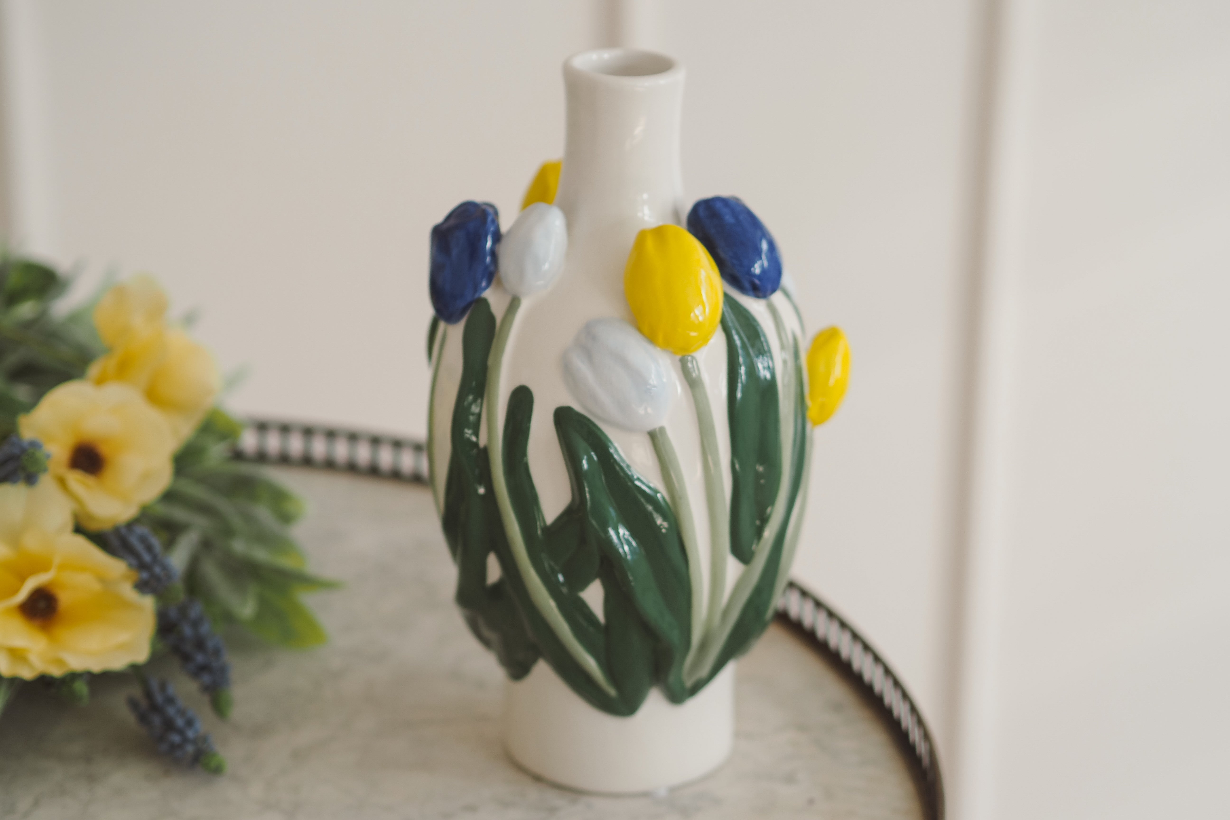 Keramikvase mit Tulpenrelief · botanisch inspiriert / Steingut Blumenvase