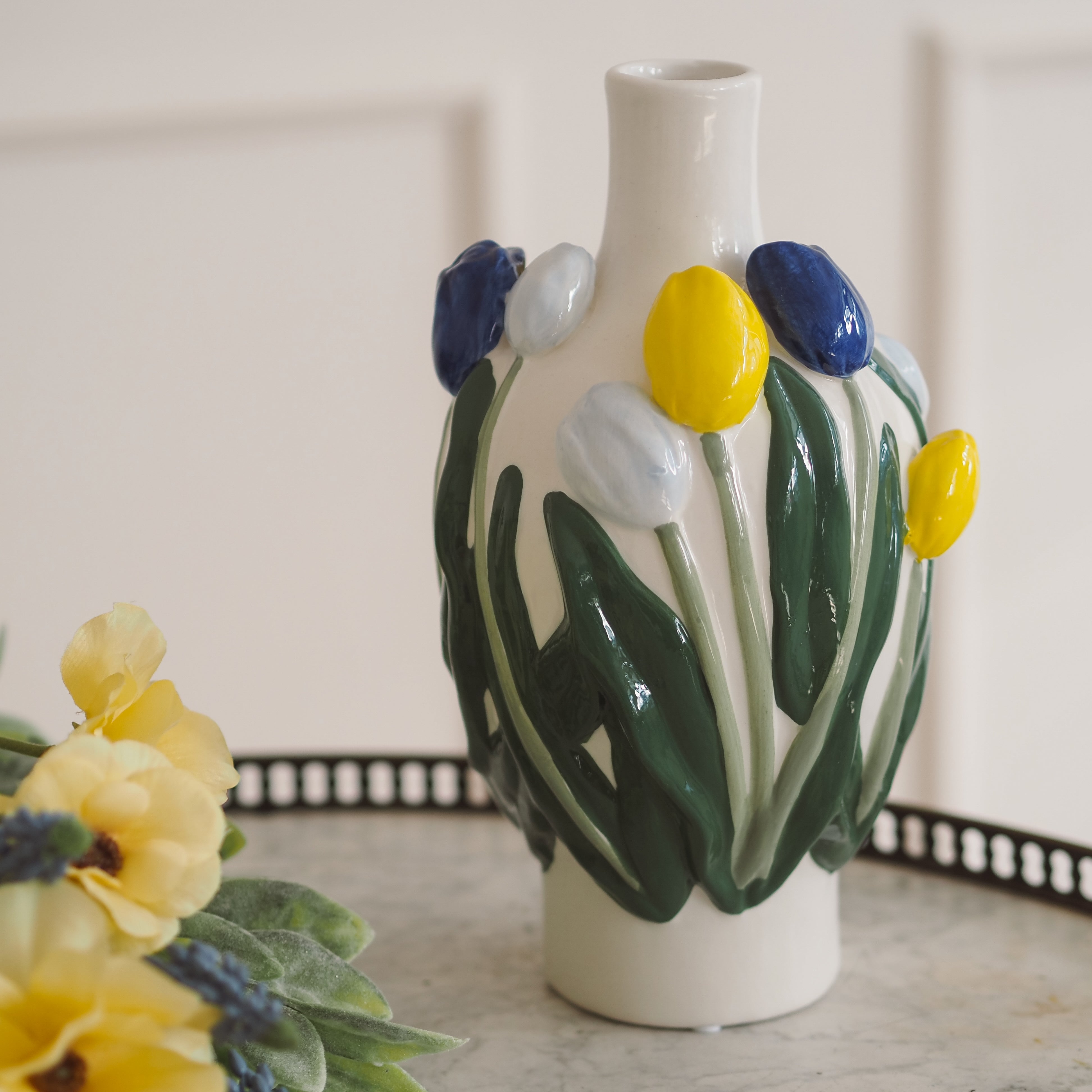 Keramikvase mit Tulpenrelief · botanisch inspiriert / Steingut Blumenvase