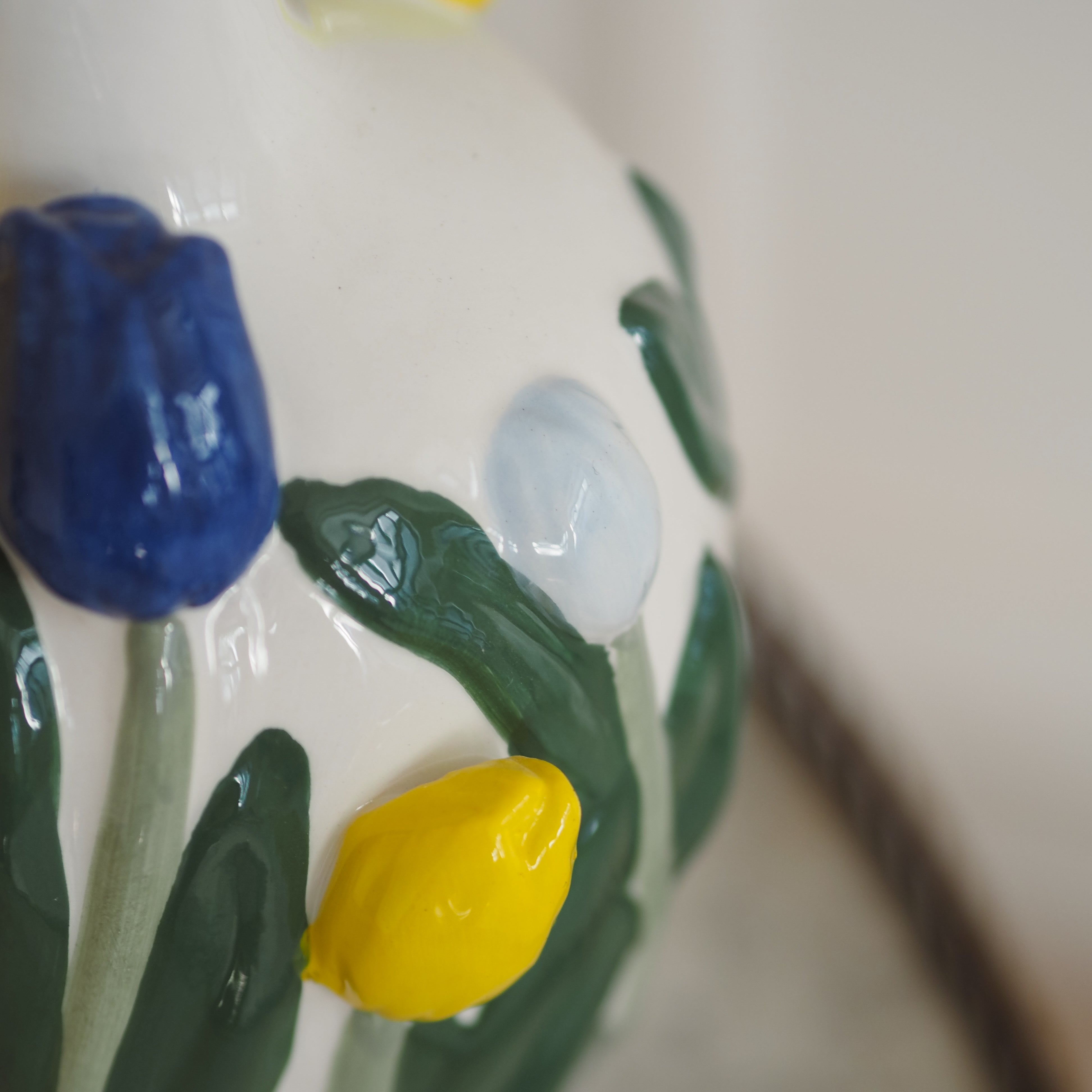 Keramikvase mit Tulpenrelief · botanisch inspiriert / Steingut Blumenvase