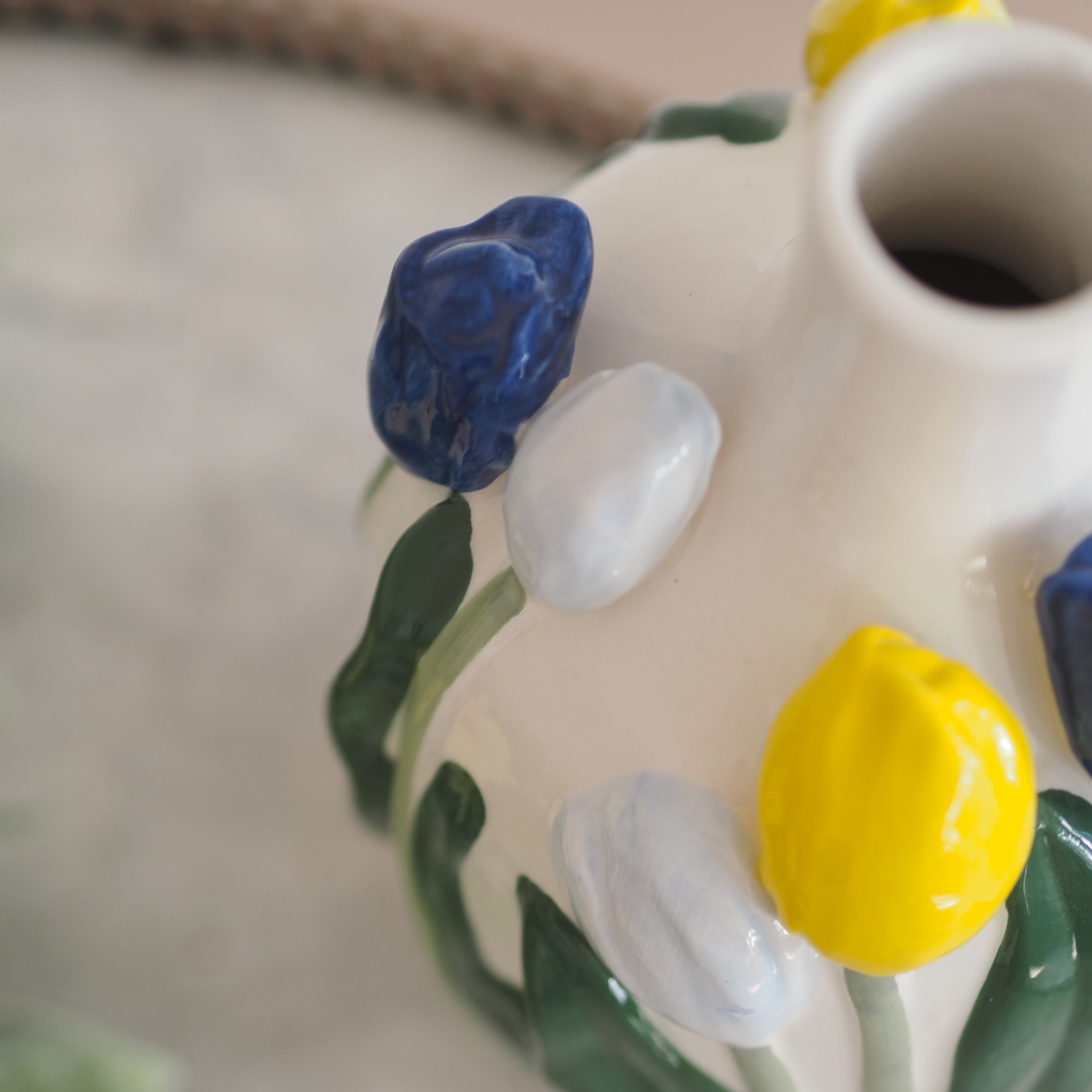 Keramikvase mit Tulpenrelief · botanisch inspiriert / Steingut Blumenvase