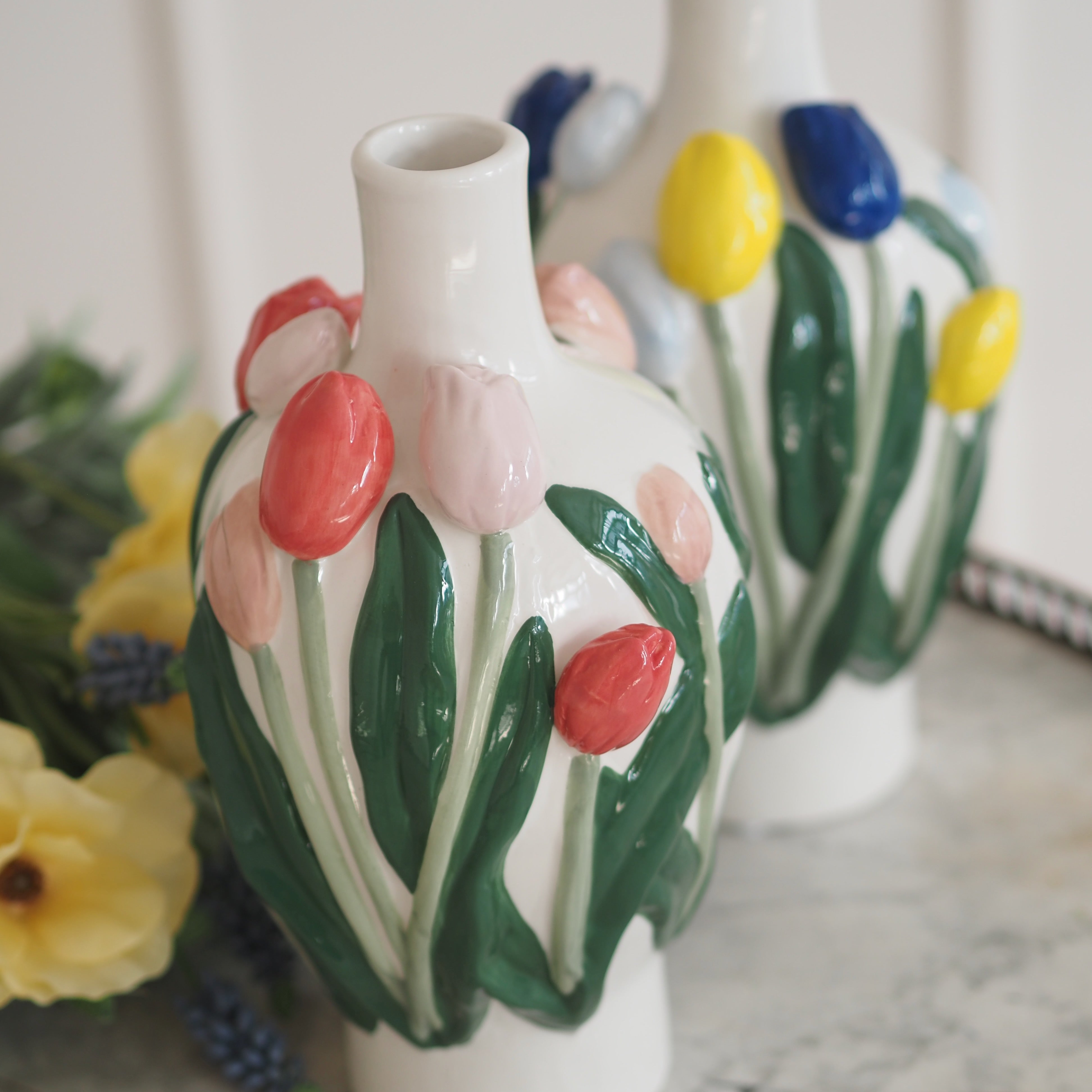 Keramikvase mit plastischem Tulpendekor · Volkskunst inspiriert / Blumenvase