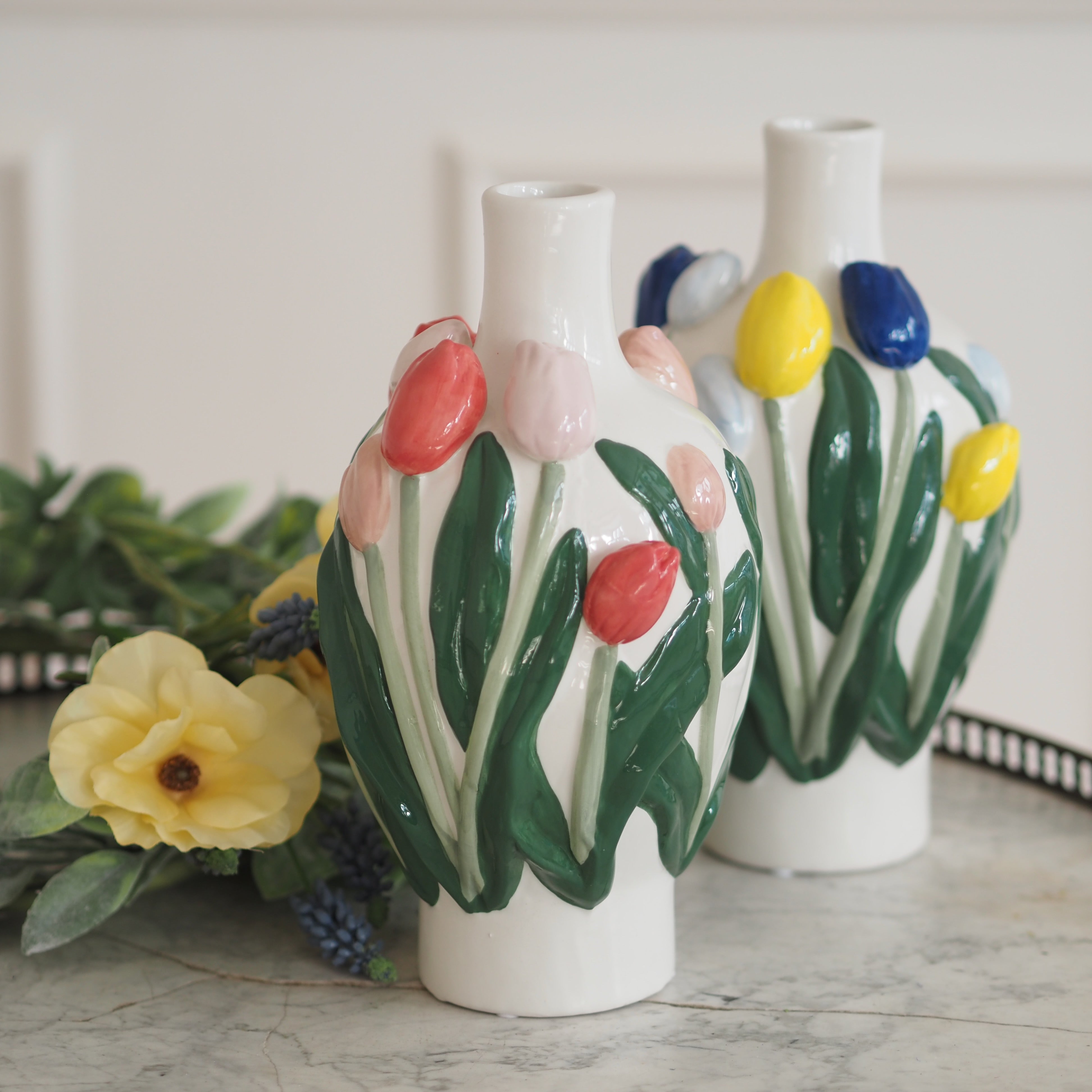 Keramikvase mit plastischem Tulpendekor · Volkskunst inspiriert / Blumenvase