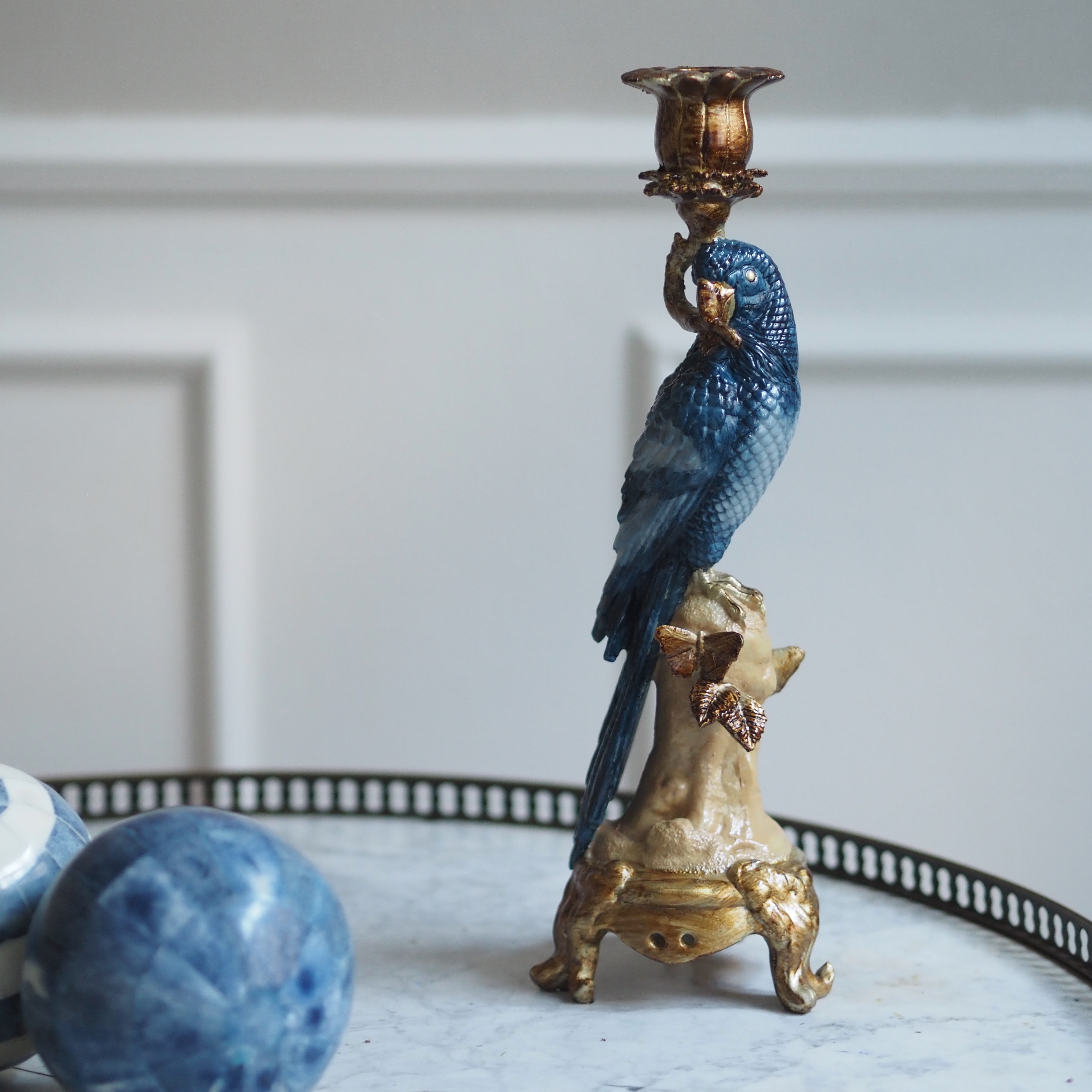 Kerzenständer · Papagei-Figur · historisierende Ornamentik