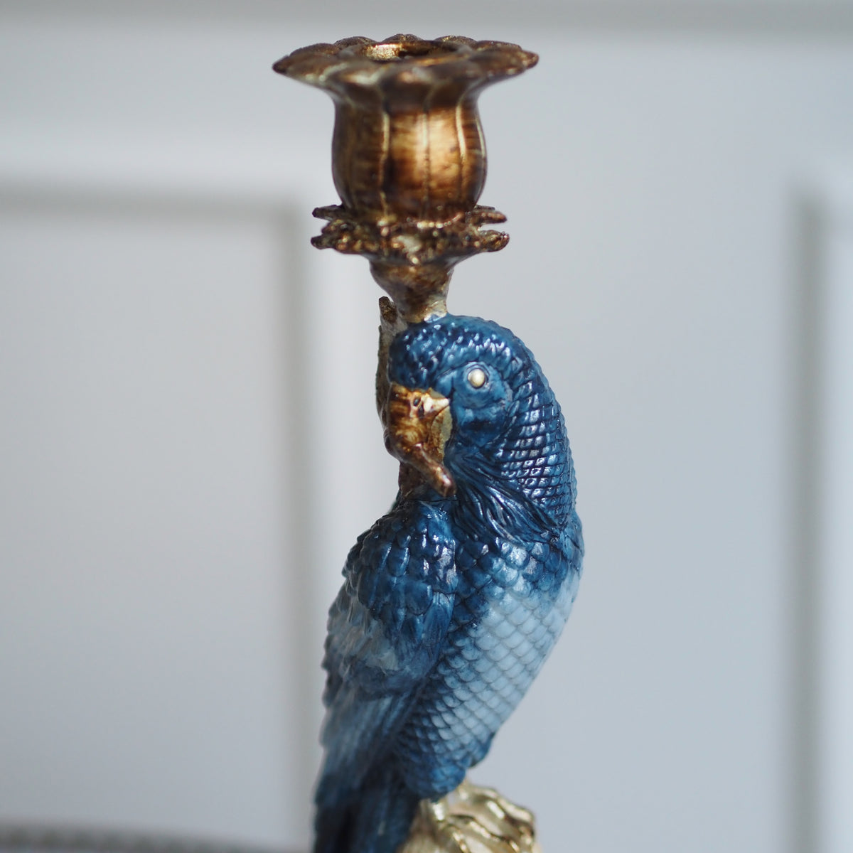 Kerzenständer · Papagei-Figur · historisierende Ornamentik