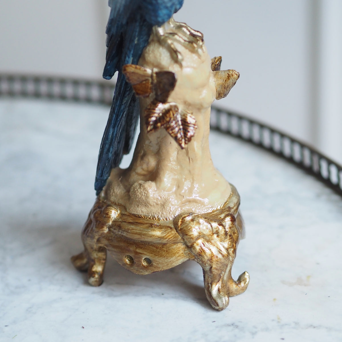 Kerzenständer · Papagei-Figur · historisierende Ornamentik