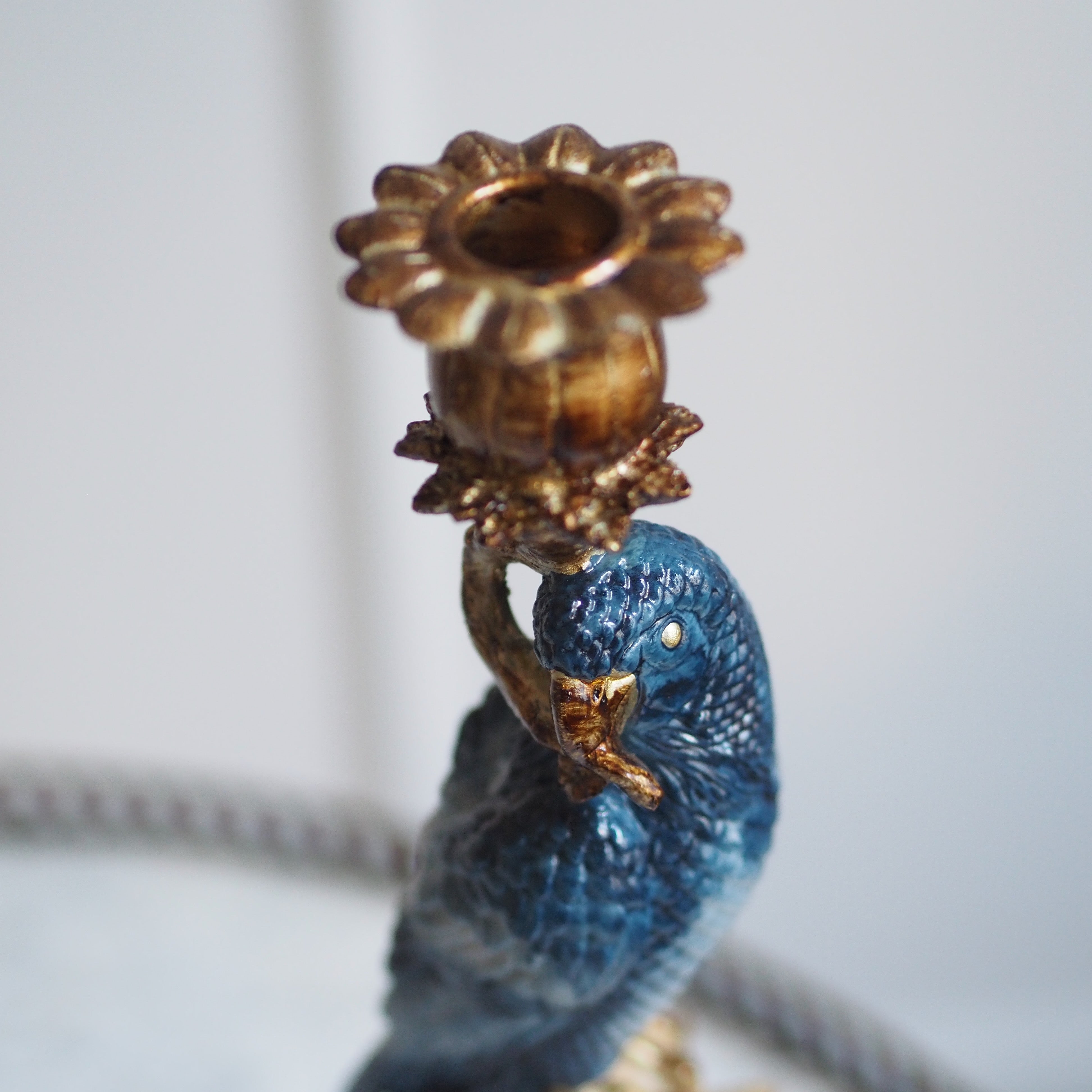 Kerzenständer · Papagei-Figur · historisierende Ornamentik