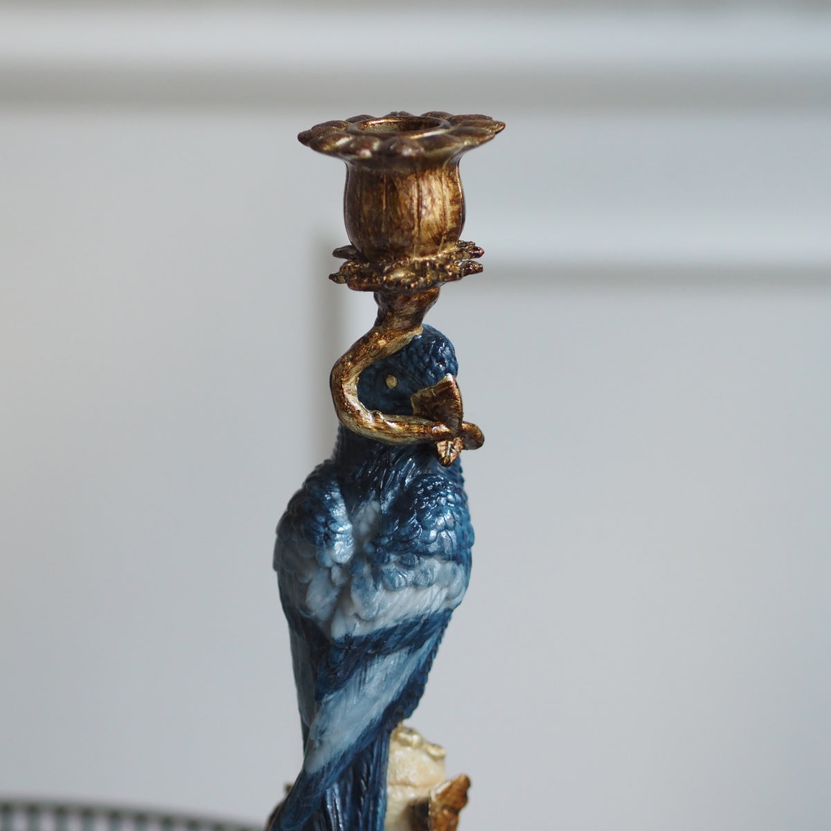 Kerzenständer · Papagei-Figur · historisierende Ornamentik