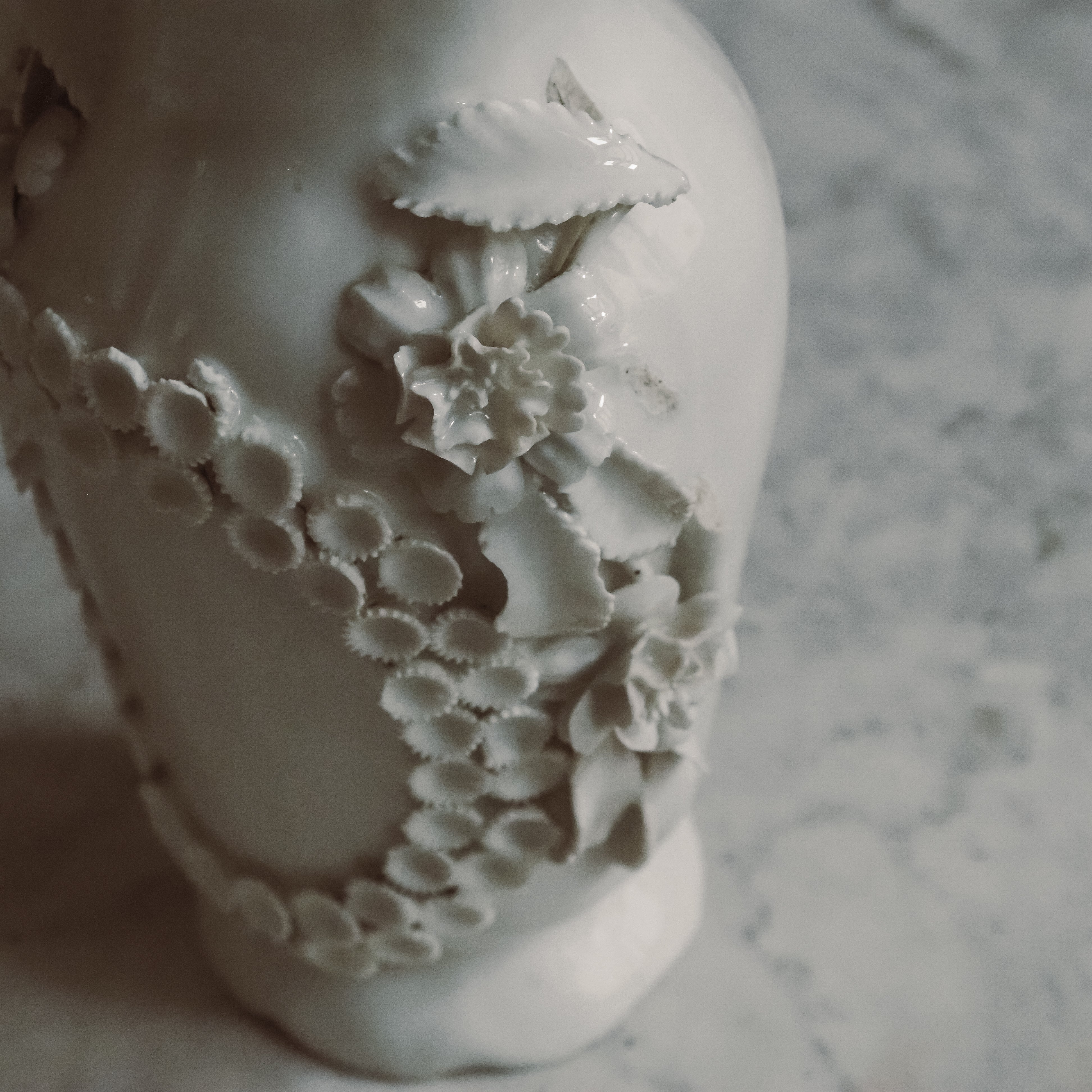 Porzellanvase mit floraler Reliefverzierung · historistisch inspiriert