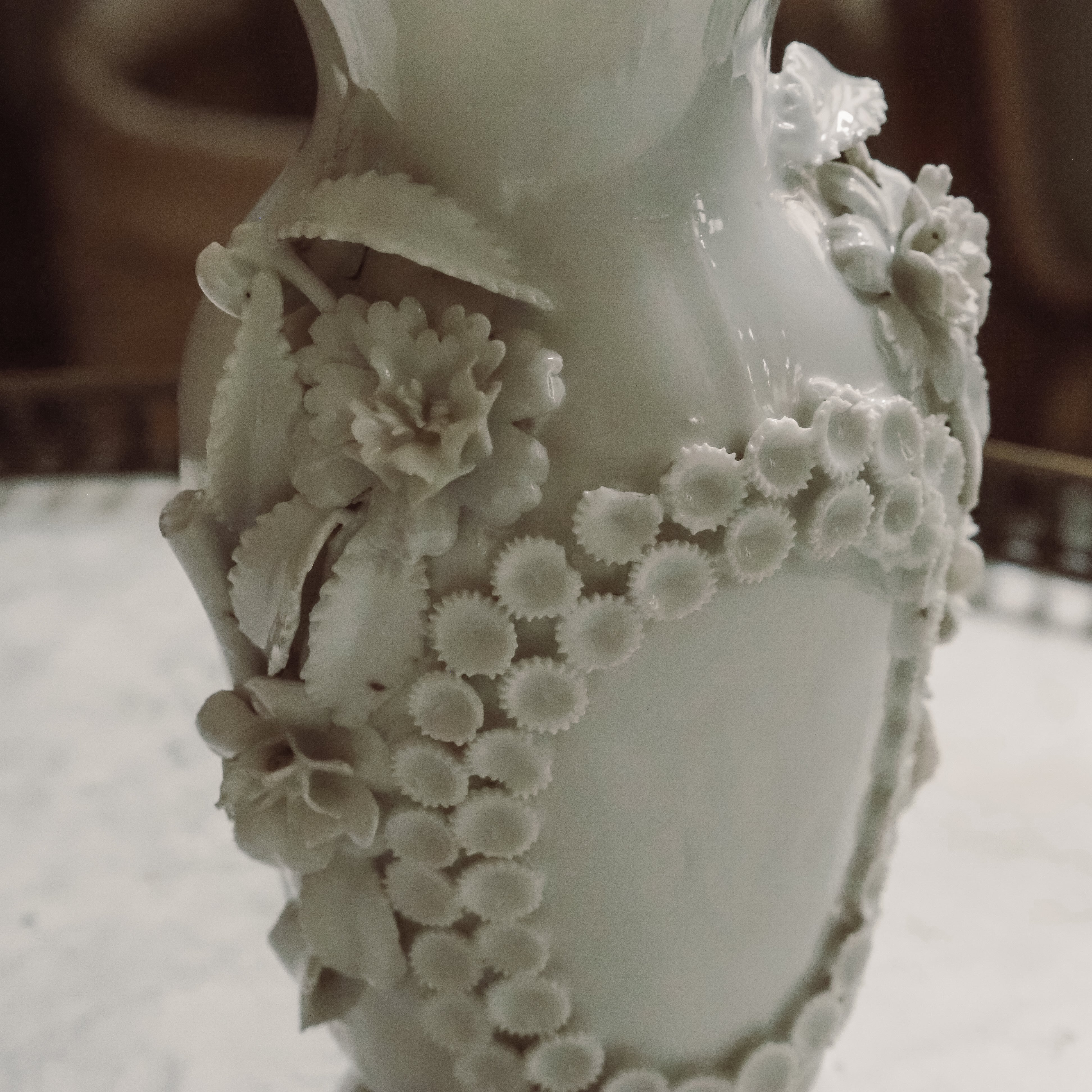 Porzellanvase mit floraler Reliefverzierung · historistisch inspiriert