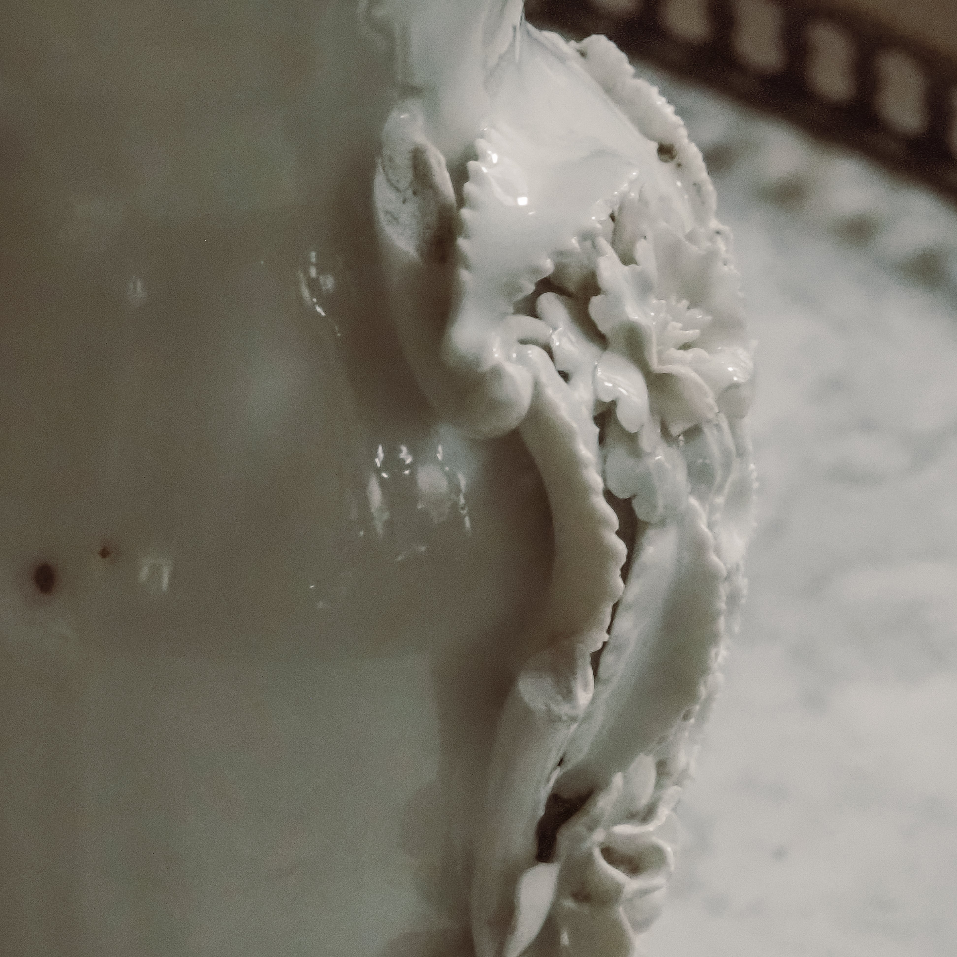 Porzellanvase mit floraler Reliefverzierung · historistisch inspiriert