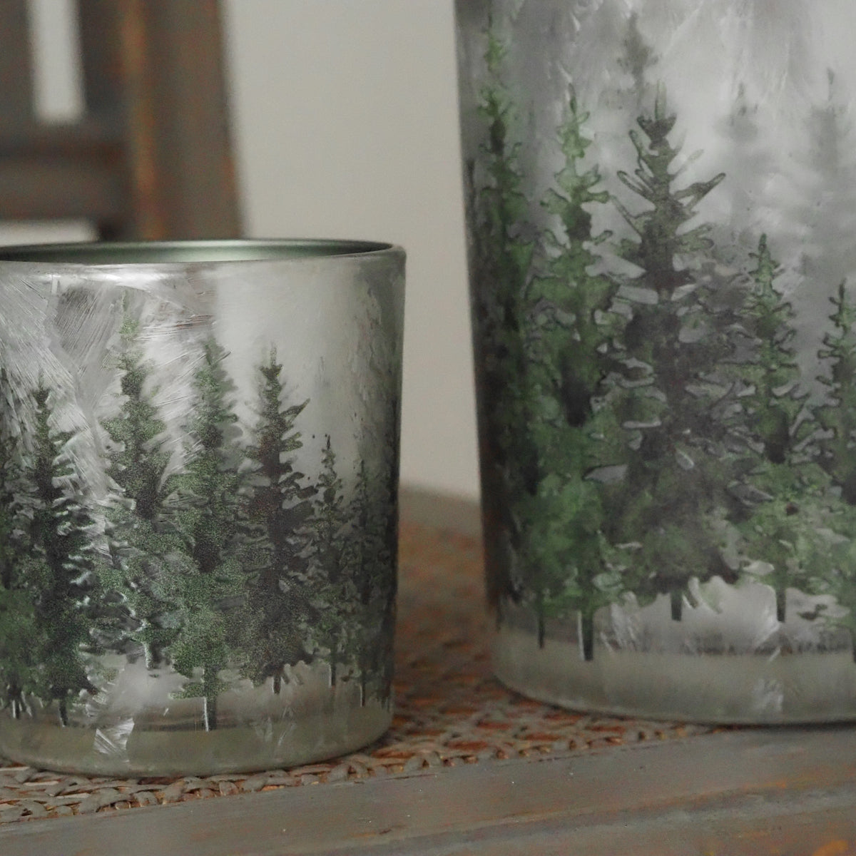 Teelichtgläser 2er-Set · Tannenwald-Motiv in Metallic-Optik