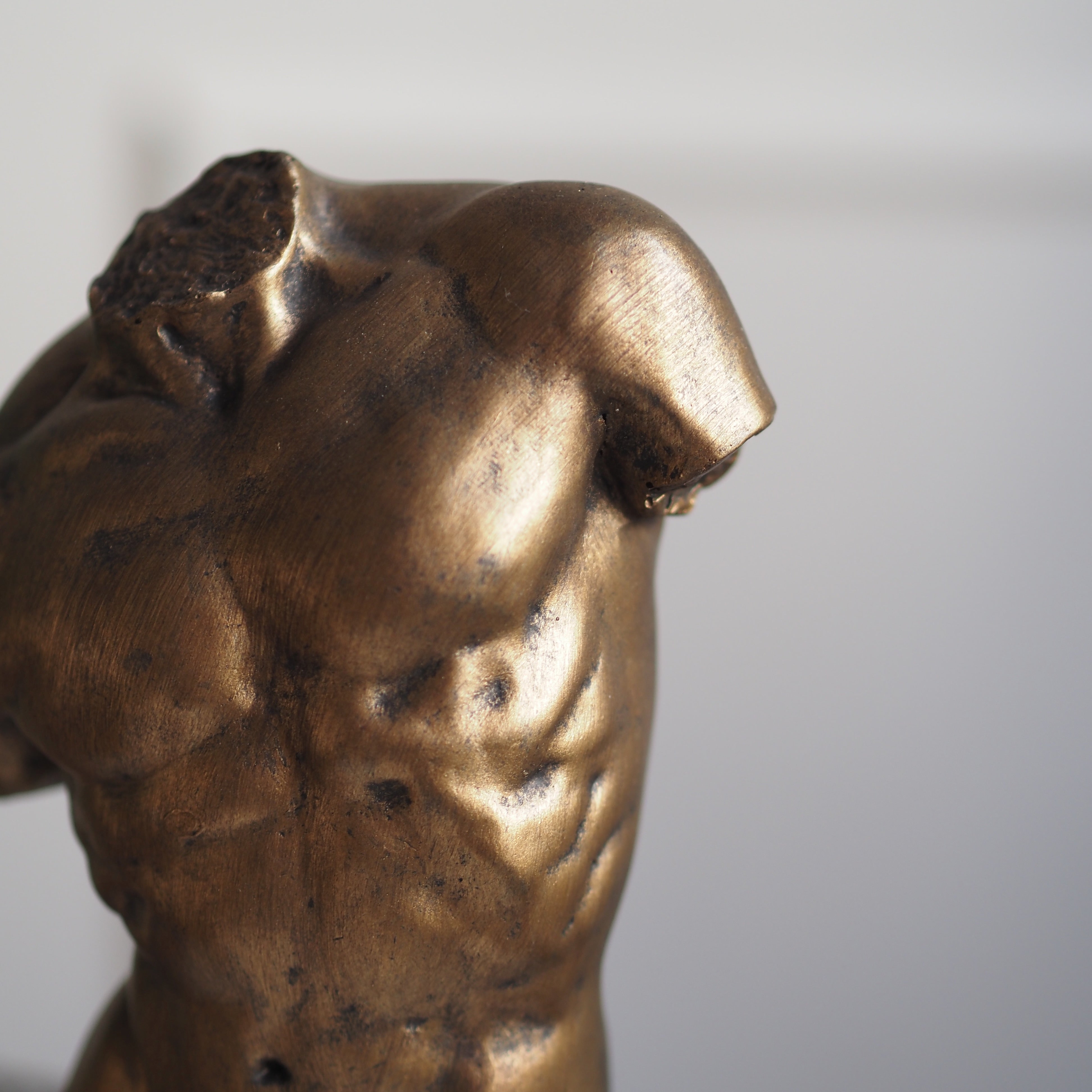Torso-Büste · klassischer Fragmentbezug auf Standfuß
