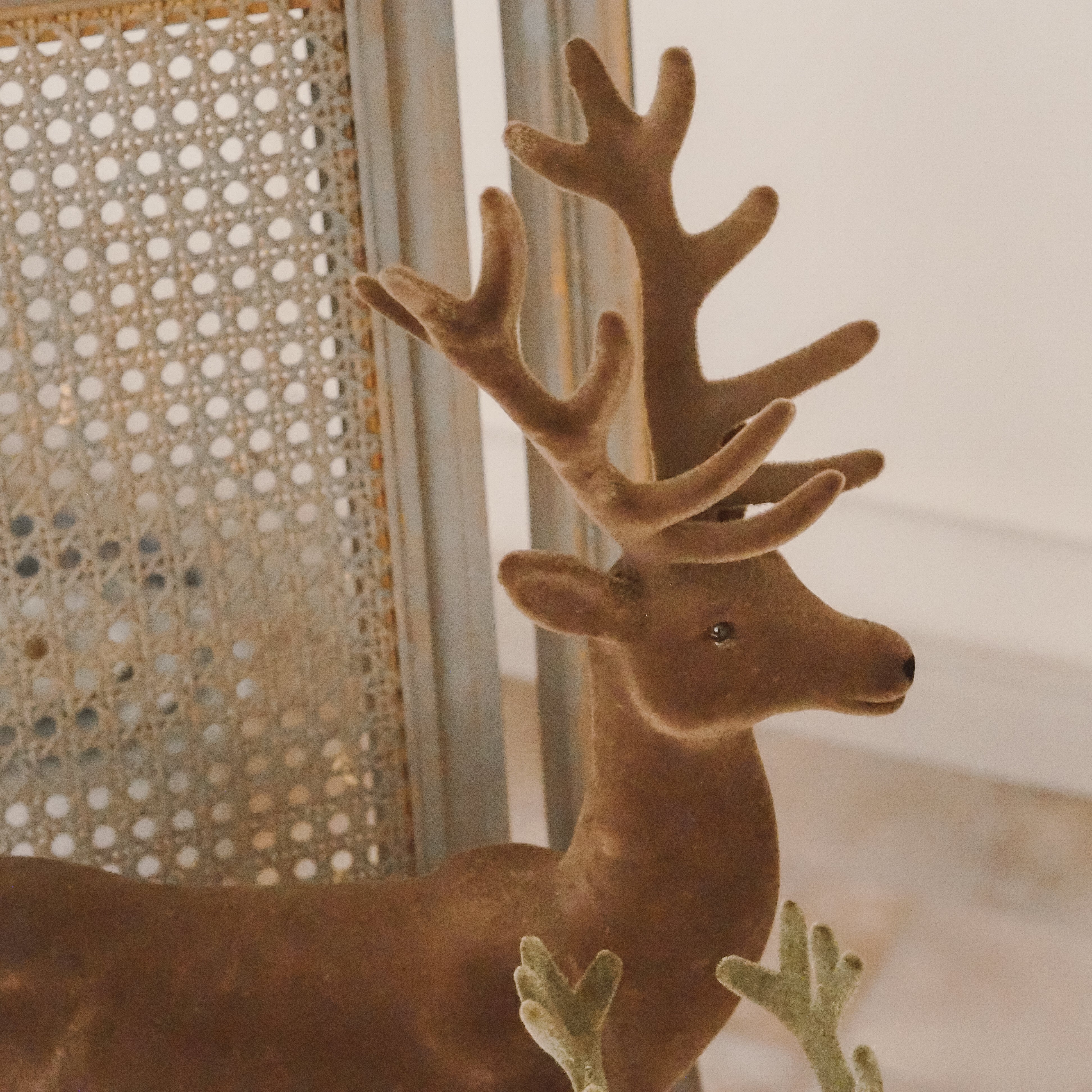 Hirschfigur Beflockt · Samtoptik Winterdeko Mid Century