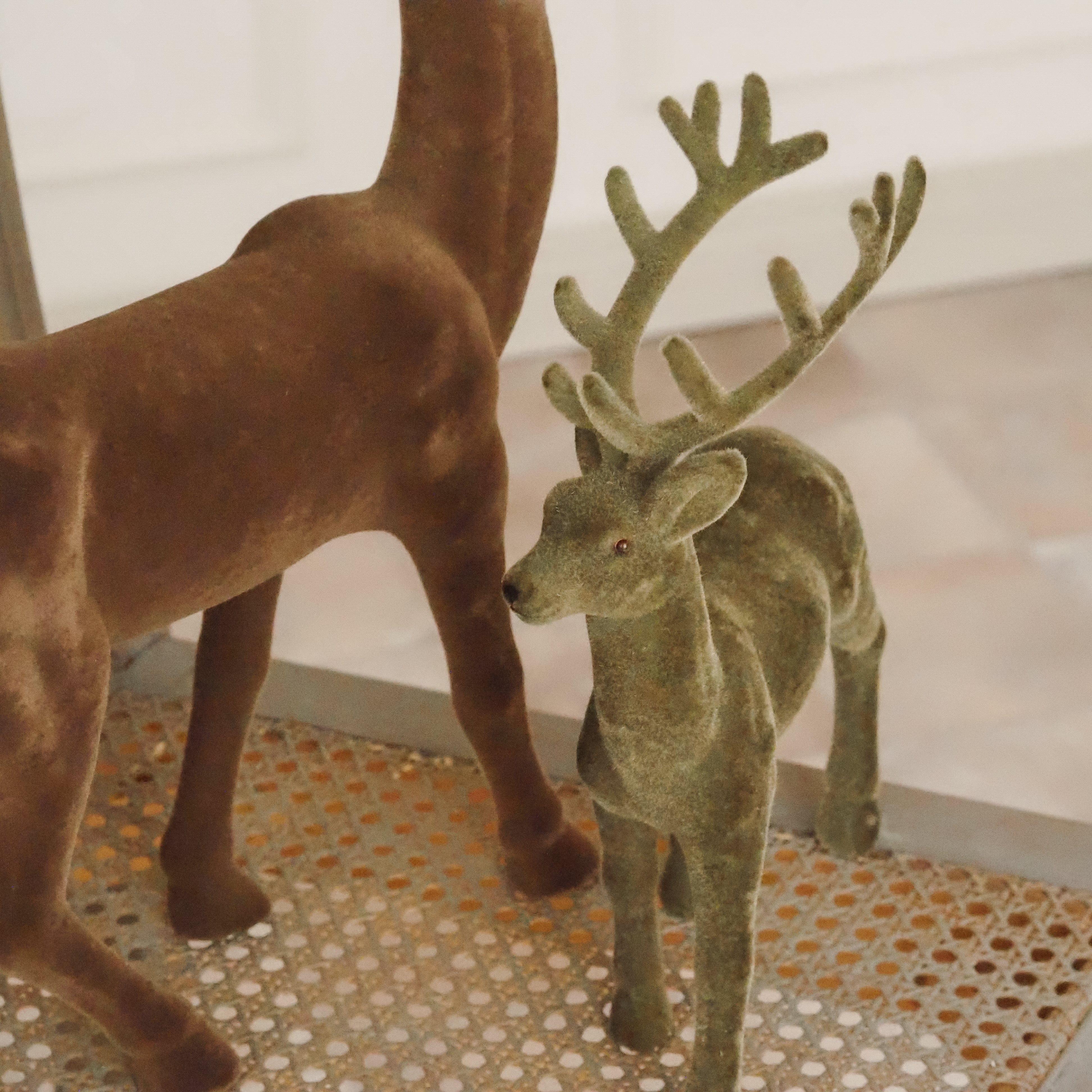 Hirschfigur Beflockt · Samtoptik Winterdeko Mid Century
