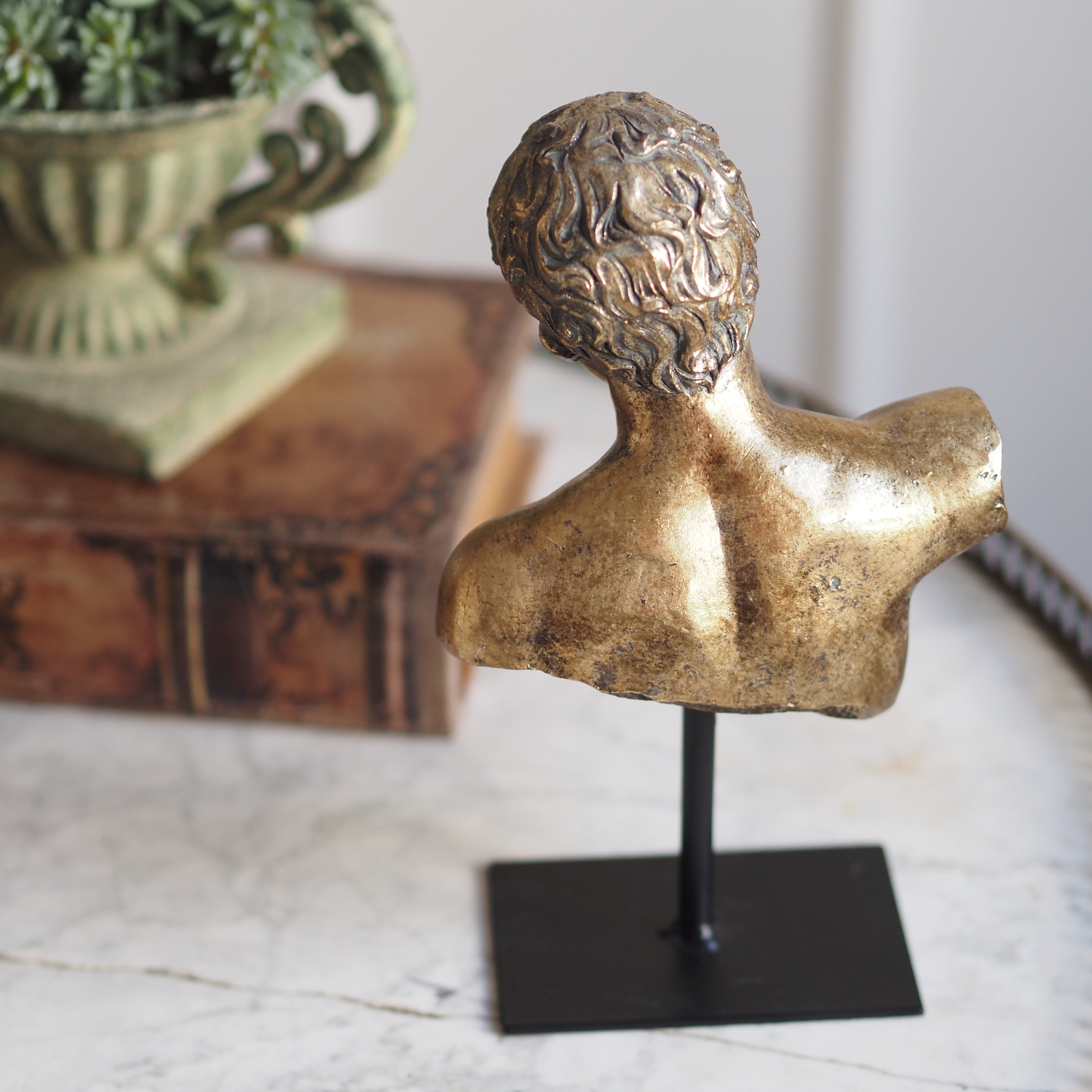 Kopfbüste Gold · klassische Skulptur auf Sockel
