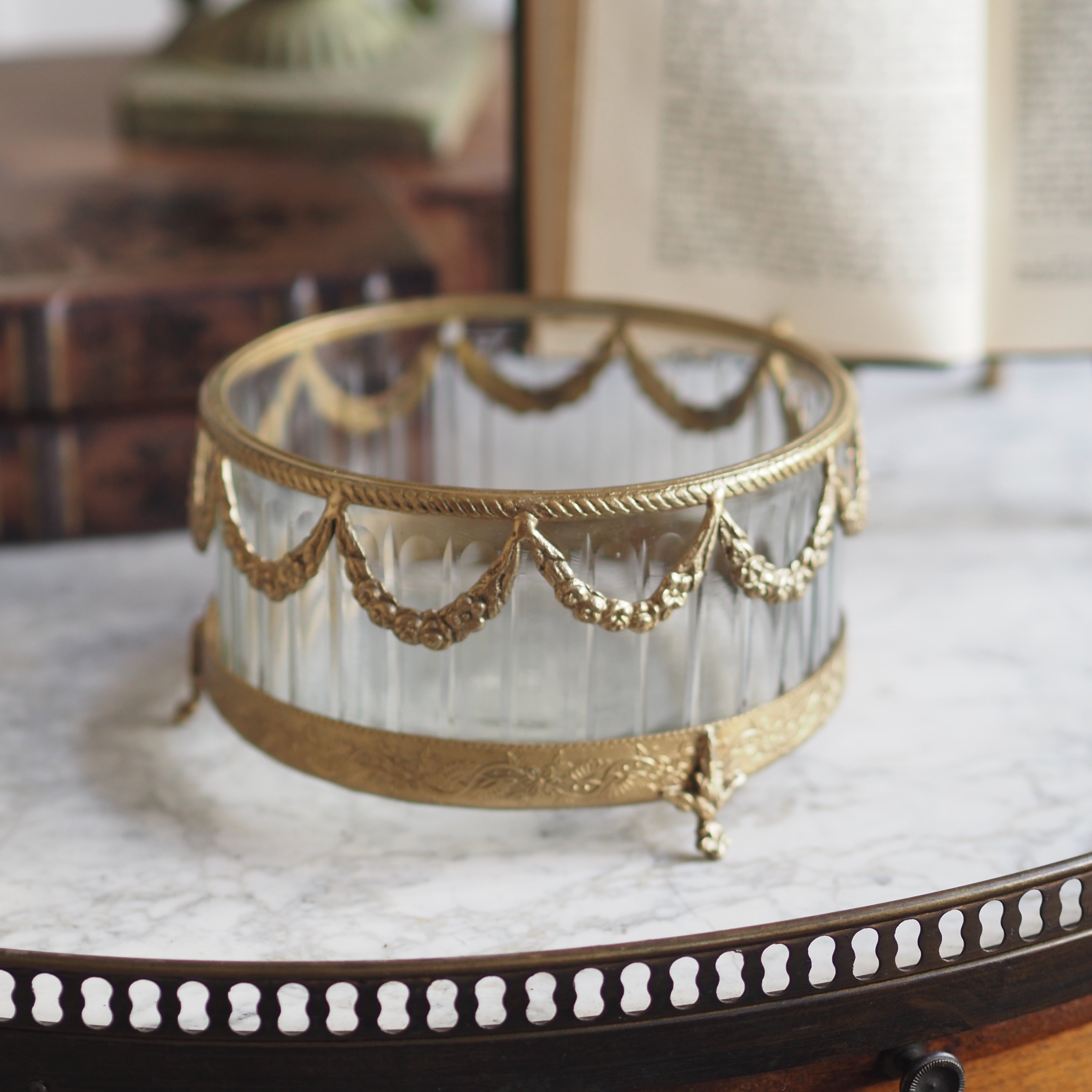 Schale aus Glas und Metall · klassisch dekorativ mit Ornamentrand