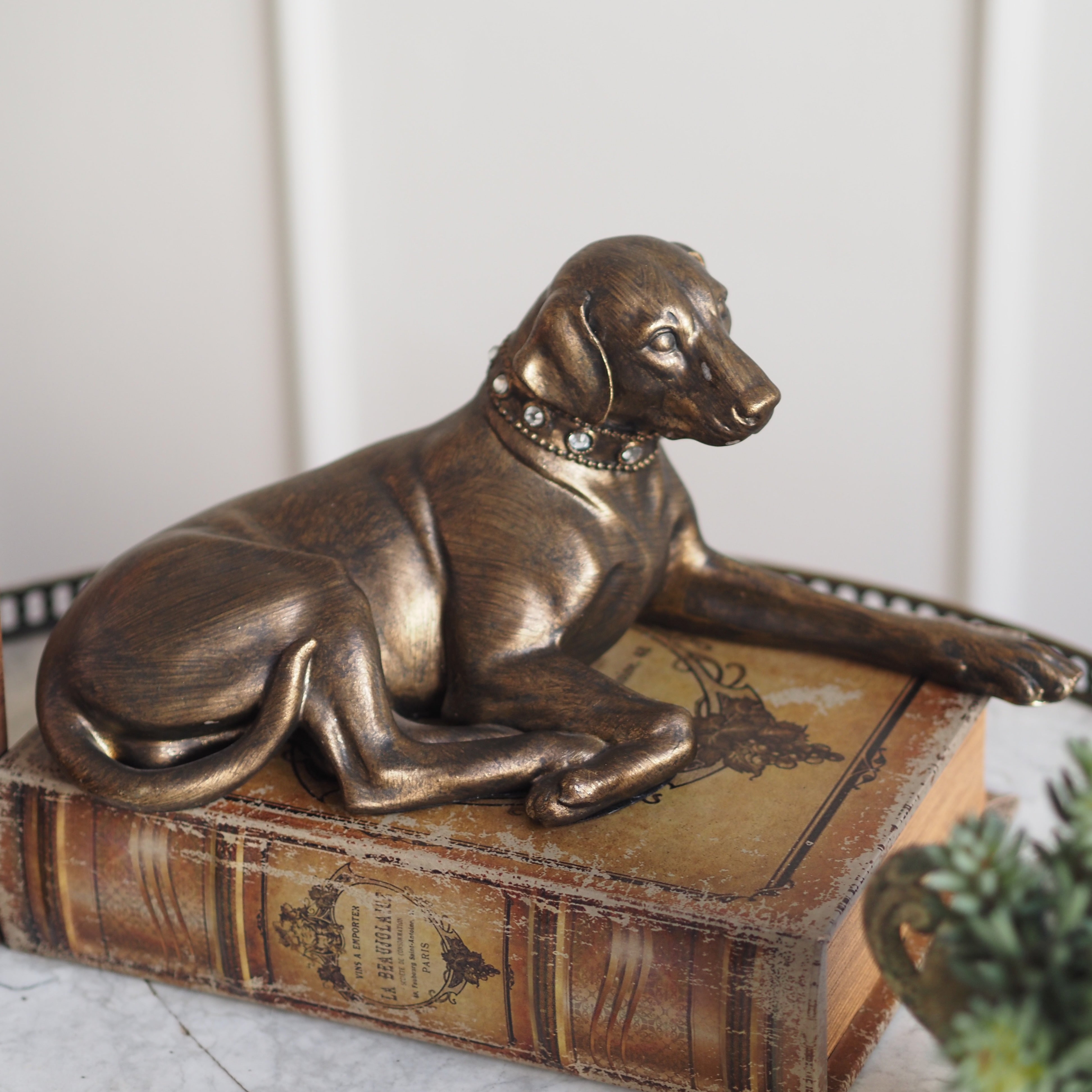 Hundefigur liegend · klassisch inspiriertes Dekorobjekt