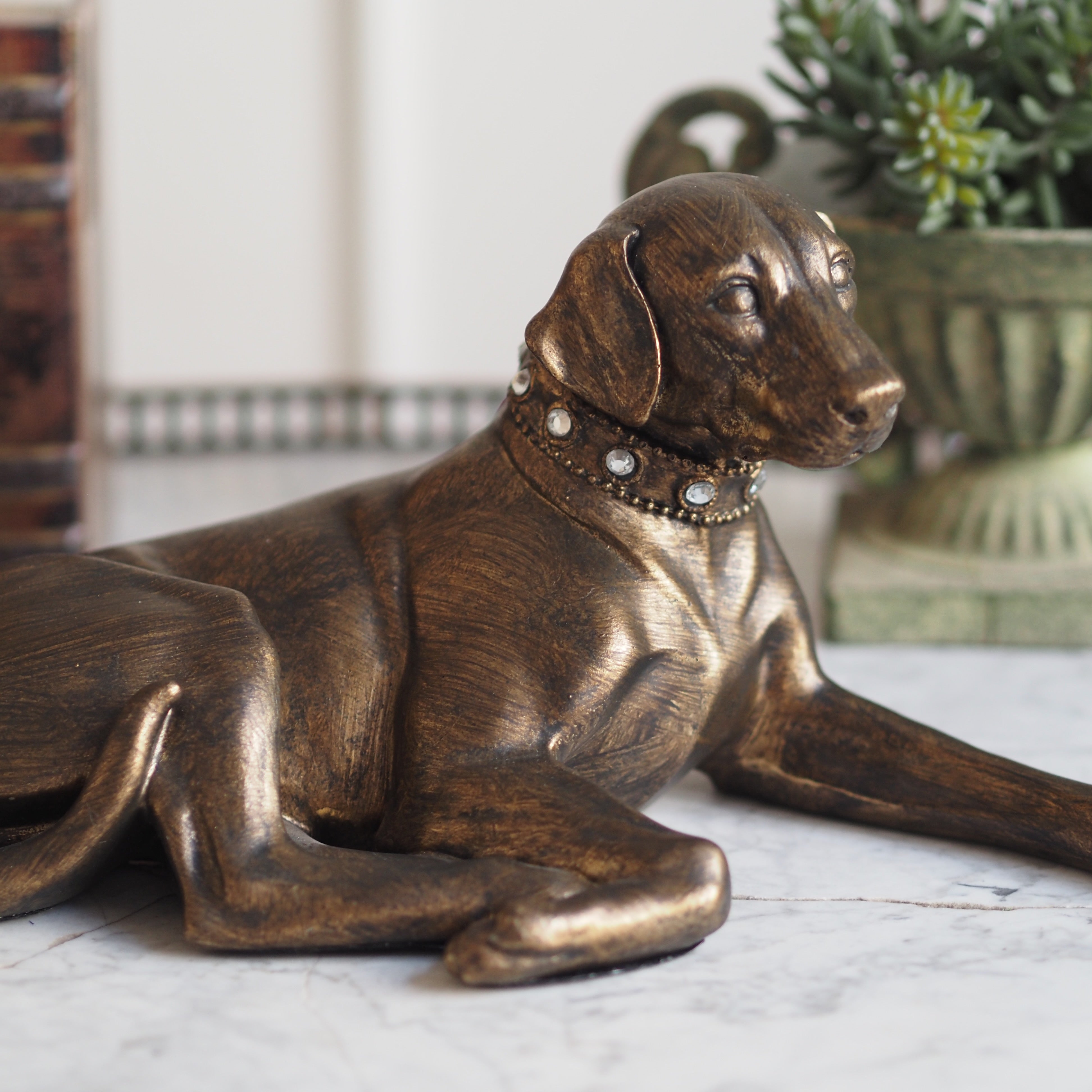 Hundefigur liegend · klassisch inspiriertes Dekorobjekt