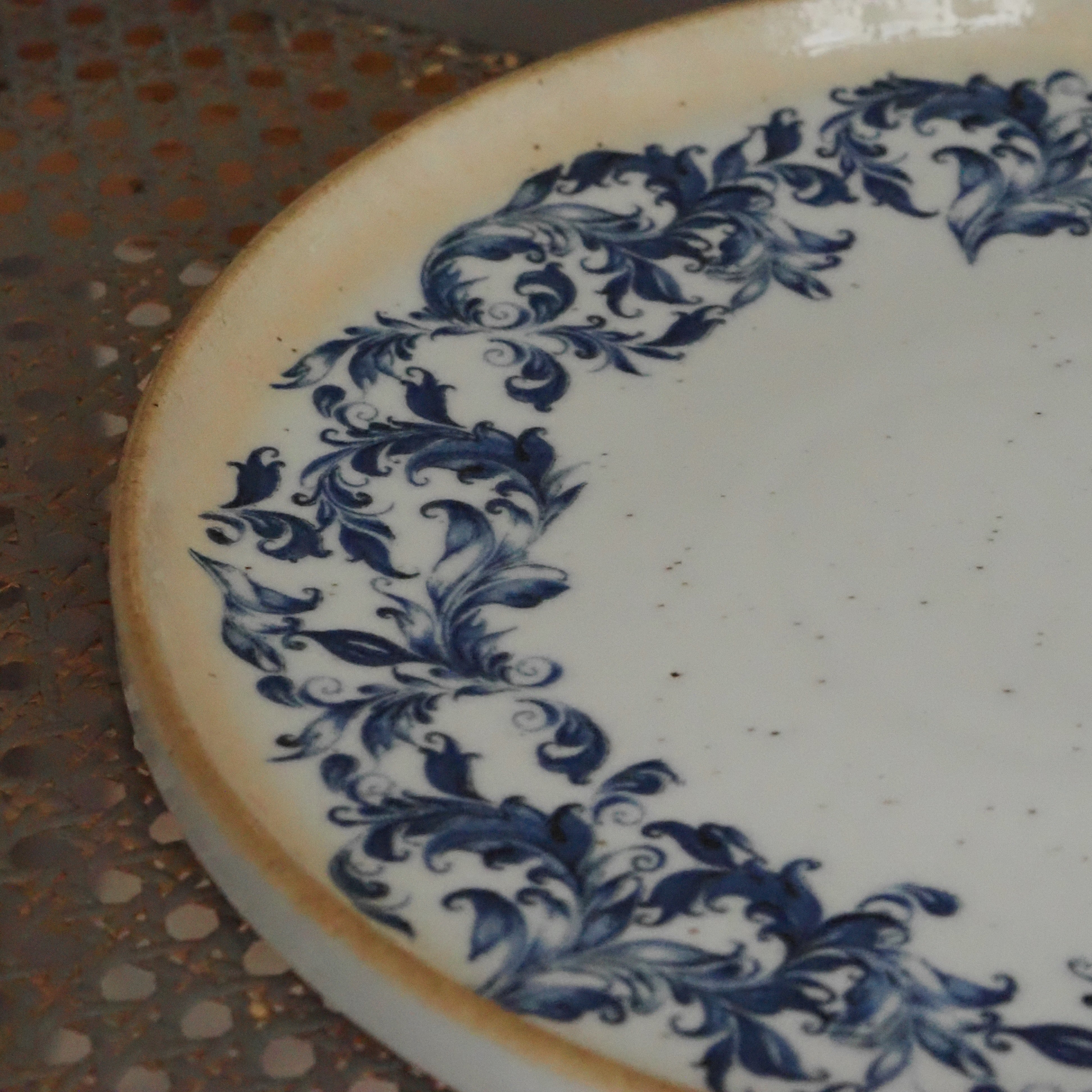 Keramikteller Creme · Blaumalerei Blau-Weiß Blattranken