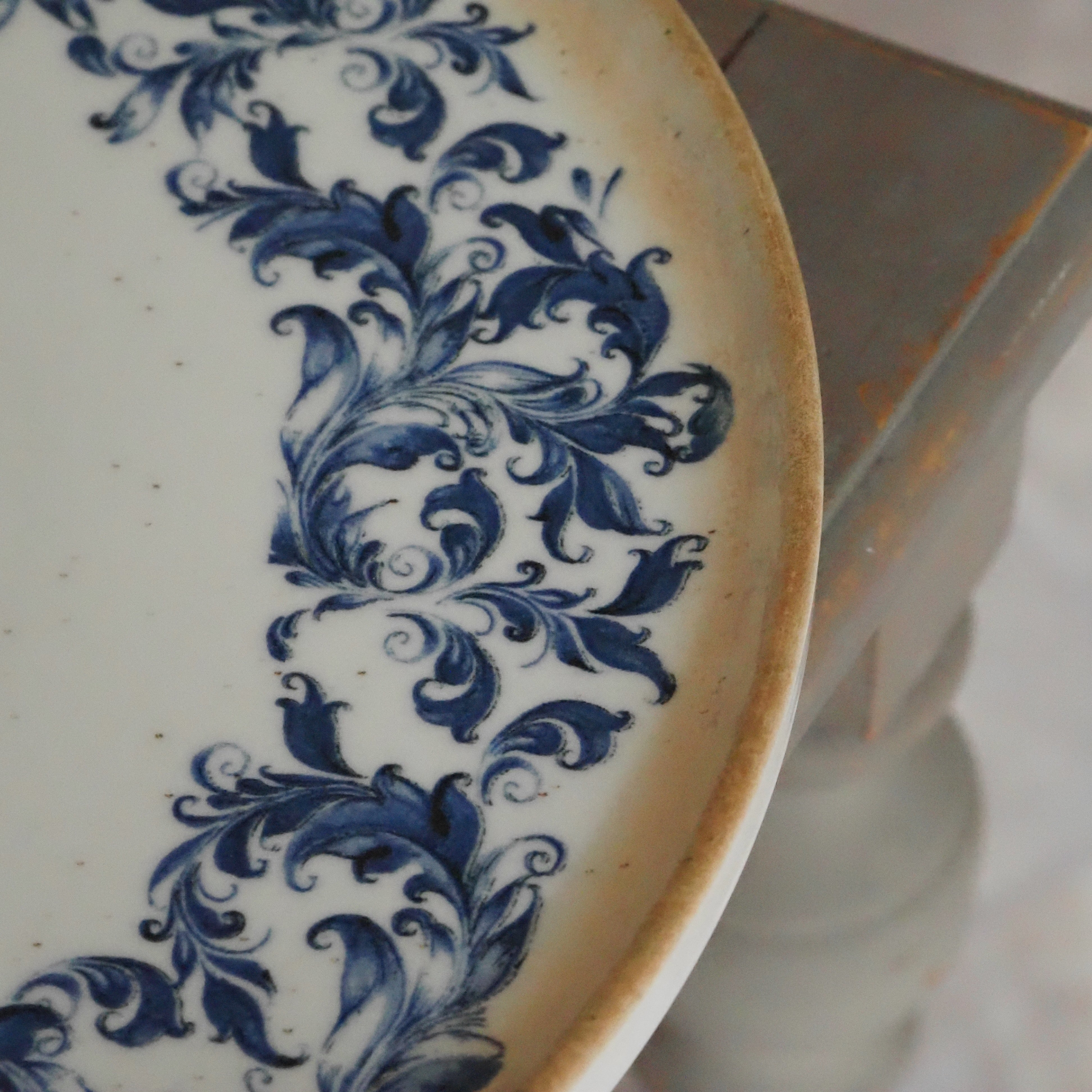 Keramikteller Creme · Blaumalerei Blau-Weiß Blattranken