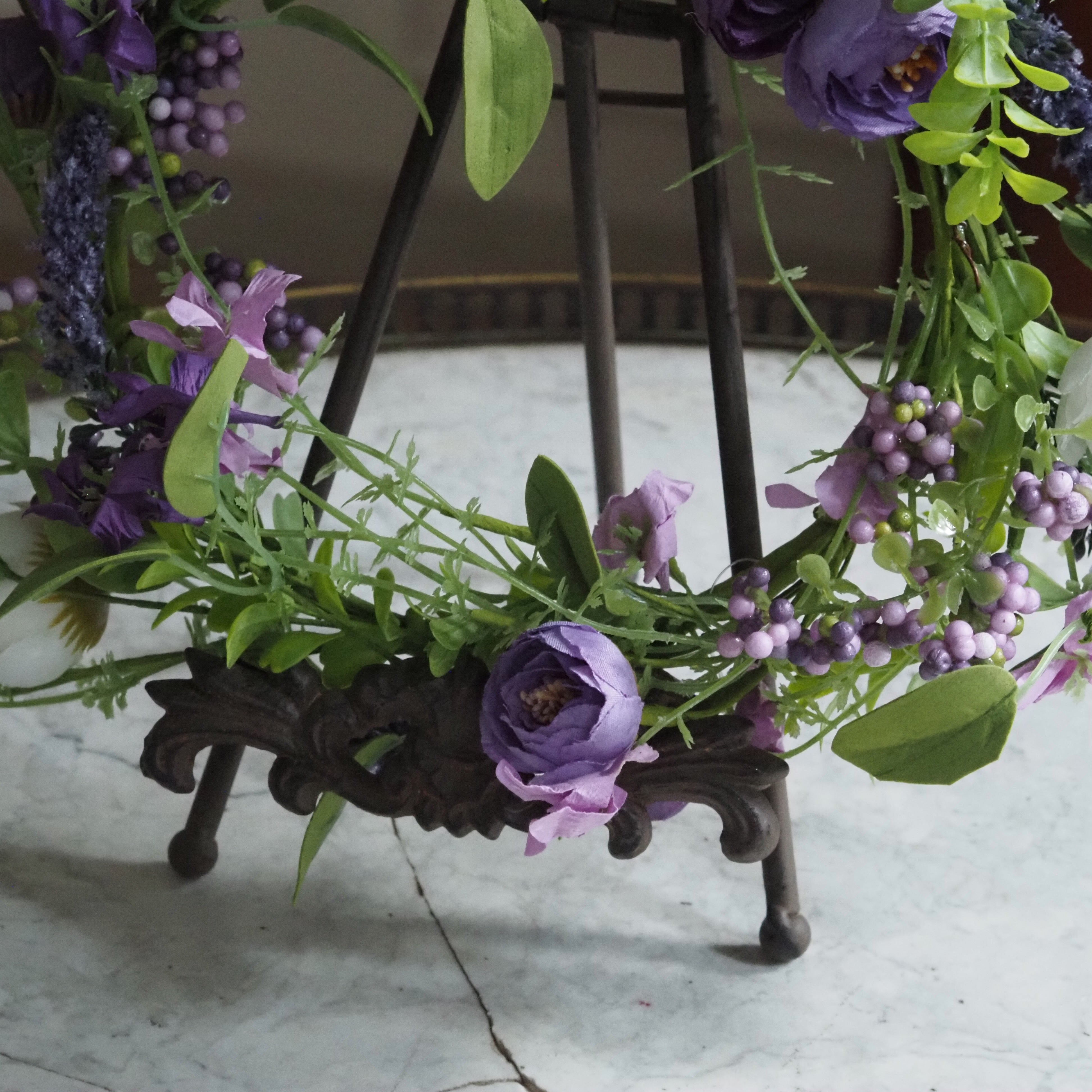 Frühlingskranz Lila · Floraler Dekokranz mit Blüten und Beerenoptik