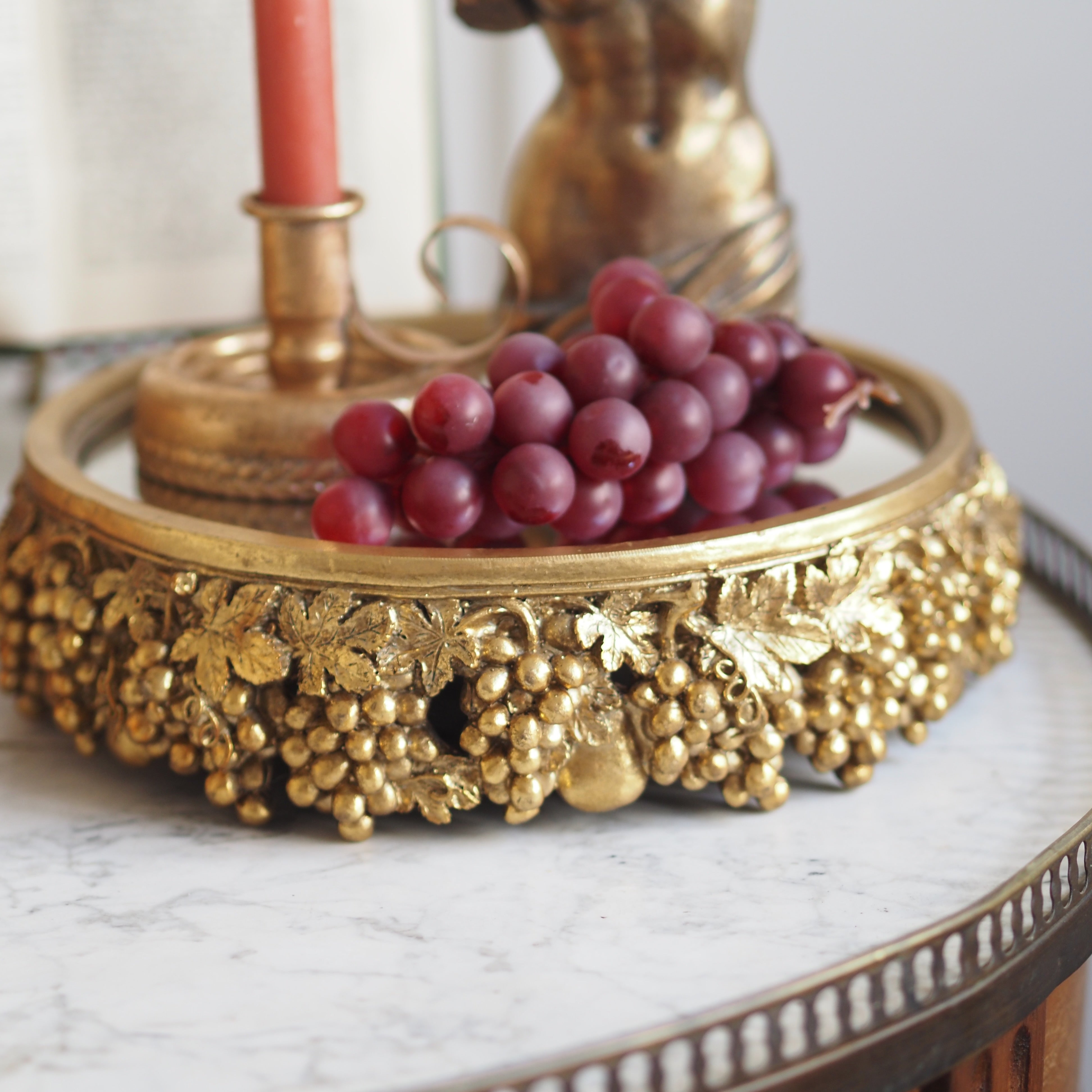 Plateau auf Fuß · Weinlaub-Ornamentik / Spiegelplatte