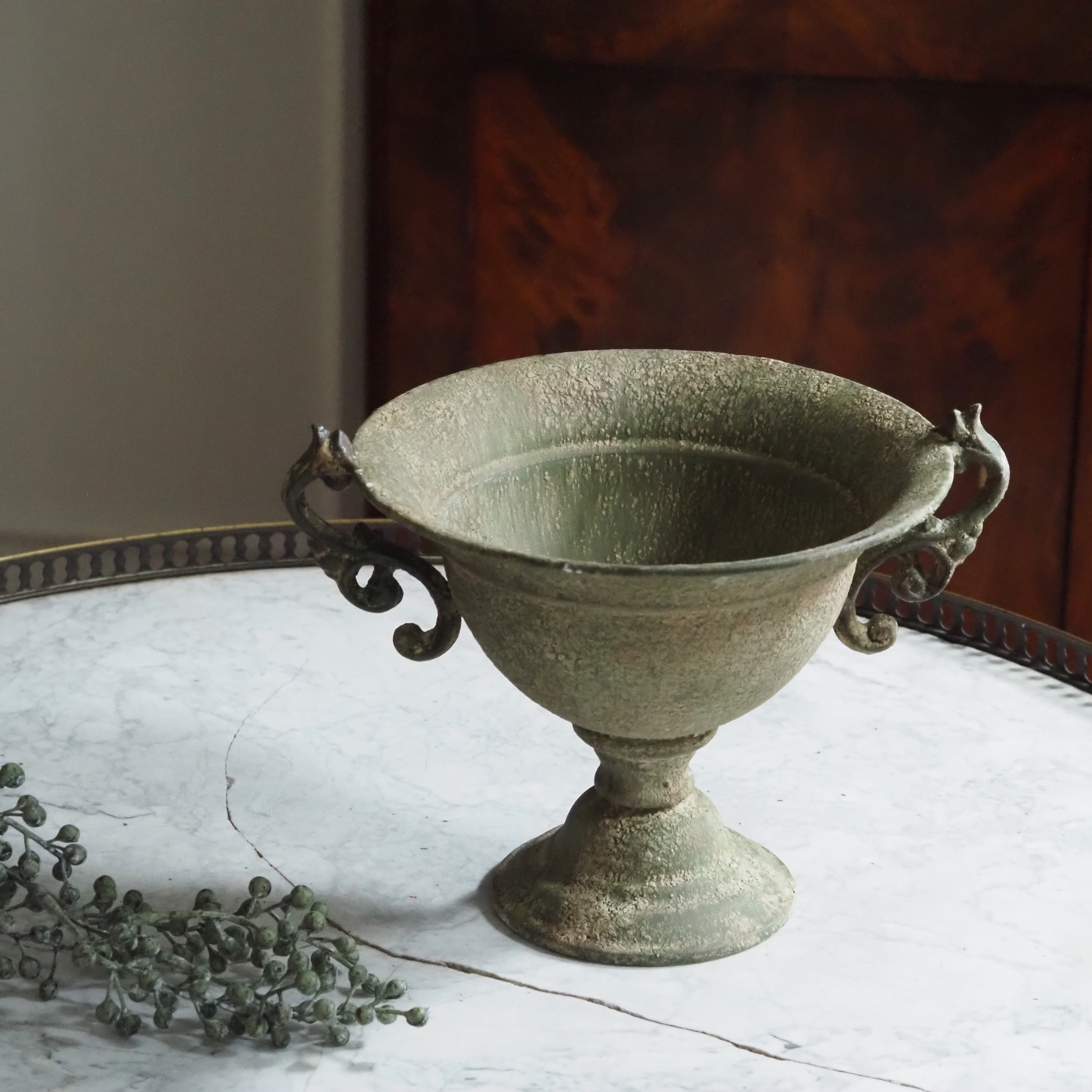 Patinierte Metallgefäße auf Fuß · Gartentopf und Schale im historischen Stil