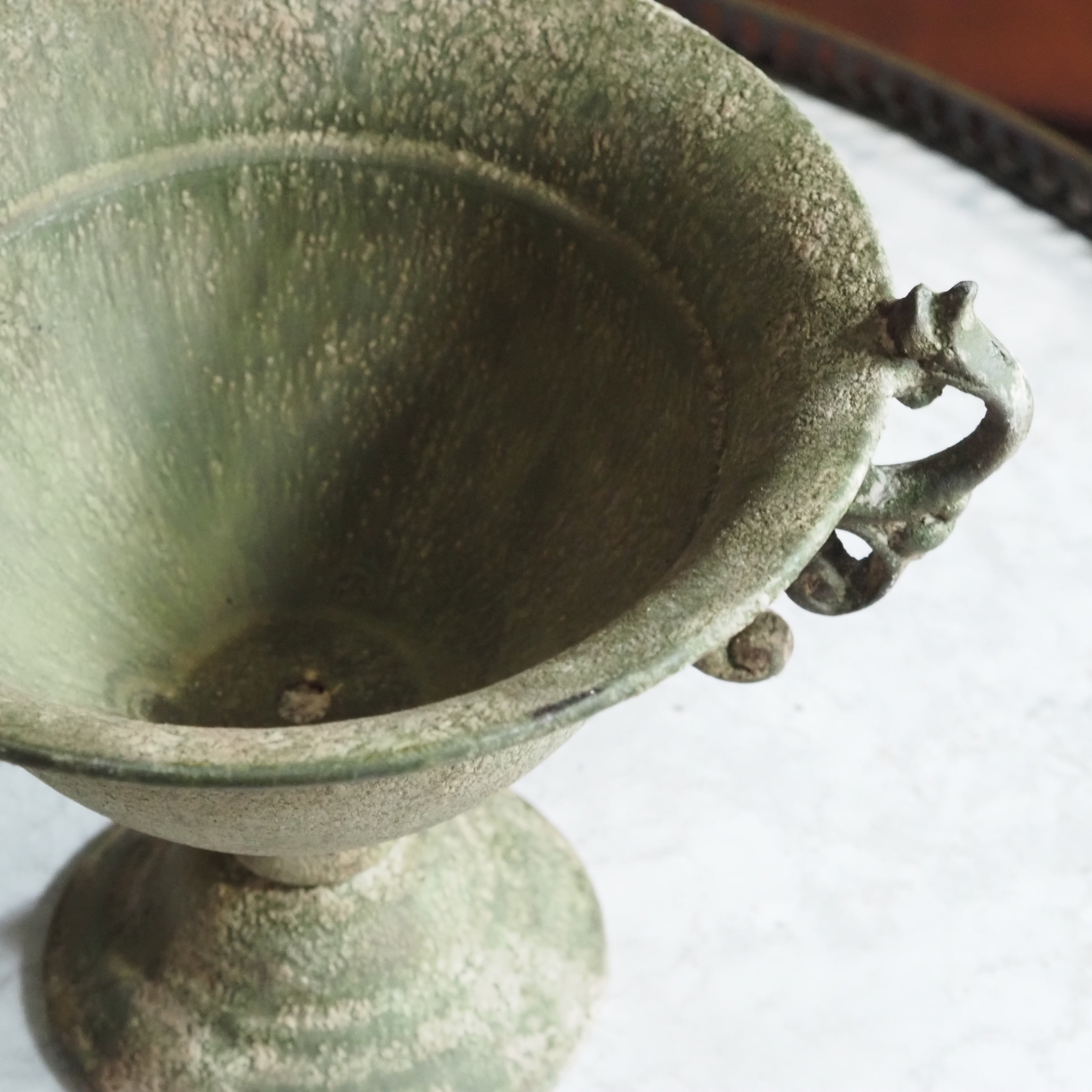 Patinierte Metallgefäße auf Fuß · Gartentopf und Schale im historischen Stil