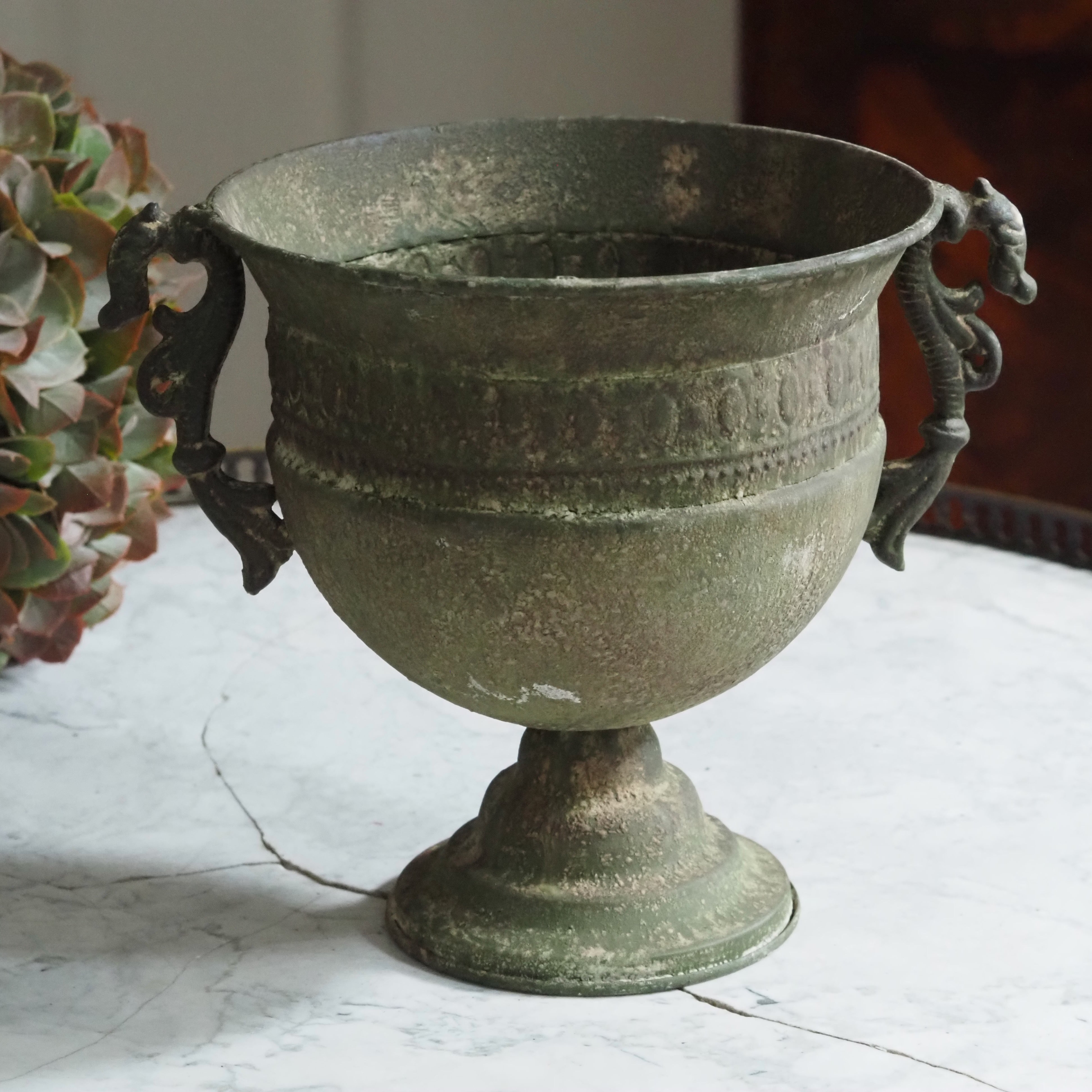 Patinierte Metallgefäße auf Fuß · Gartentopf und Schale im historischen Stil