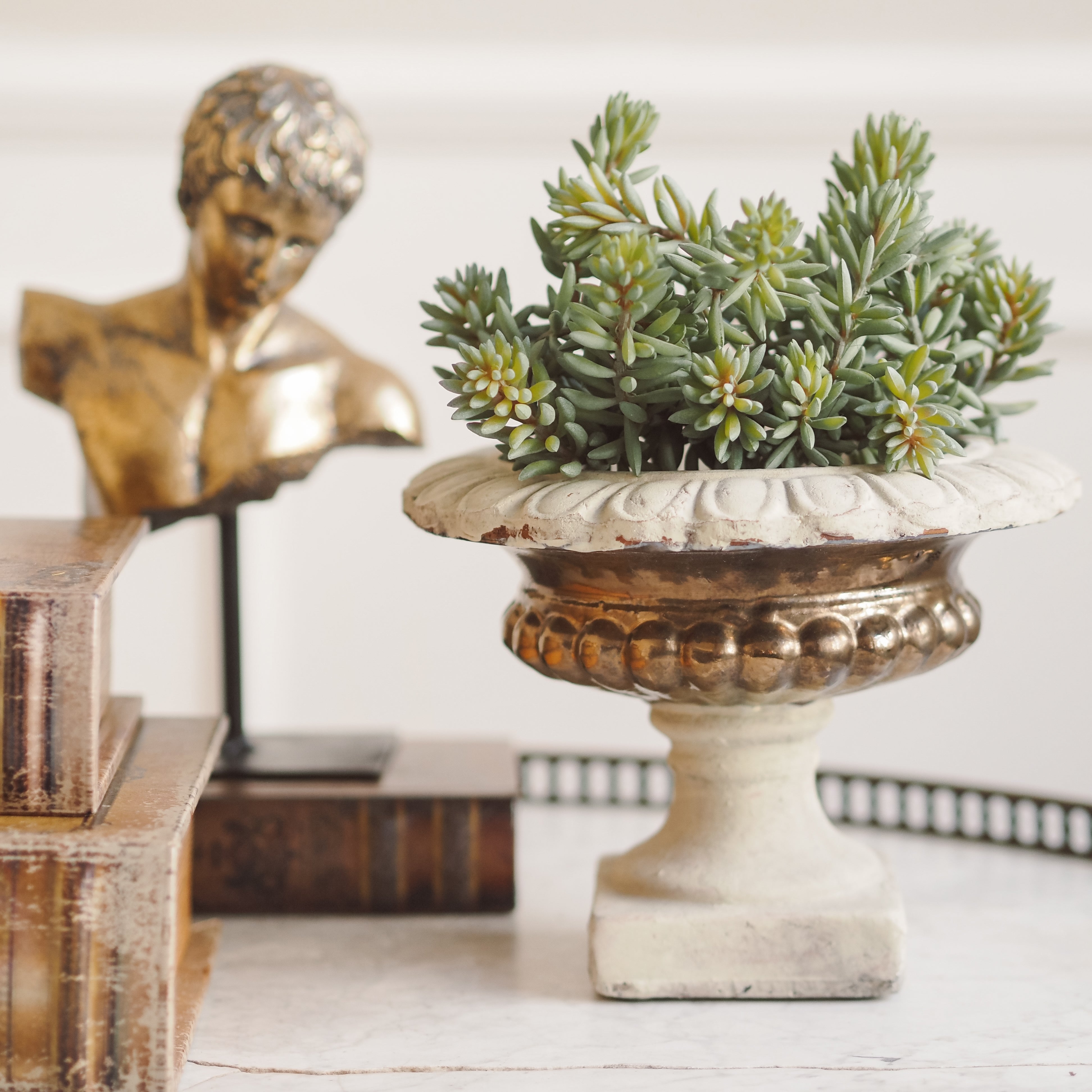 Pokal auf Fuß · klassizistisch inspirierter Blumentopf / Dekorgefäß