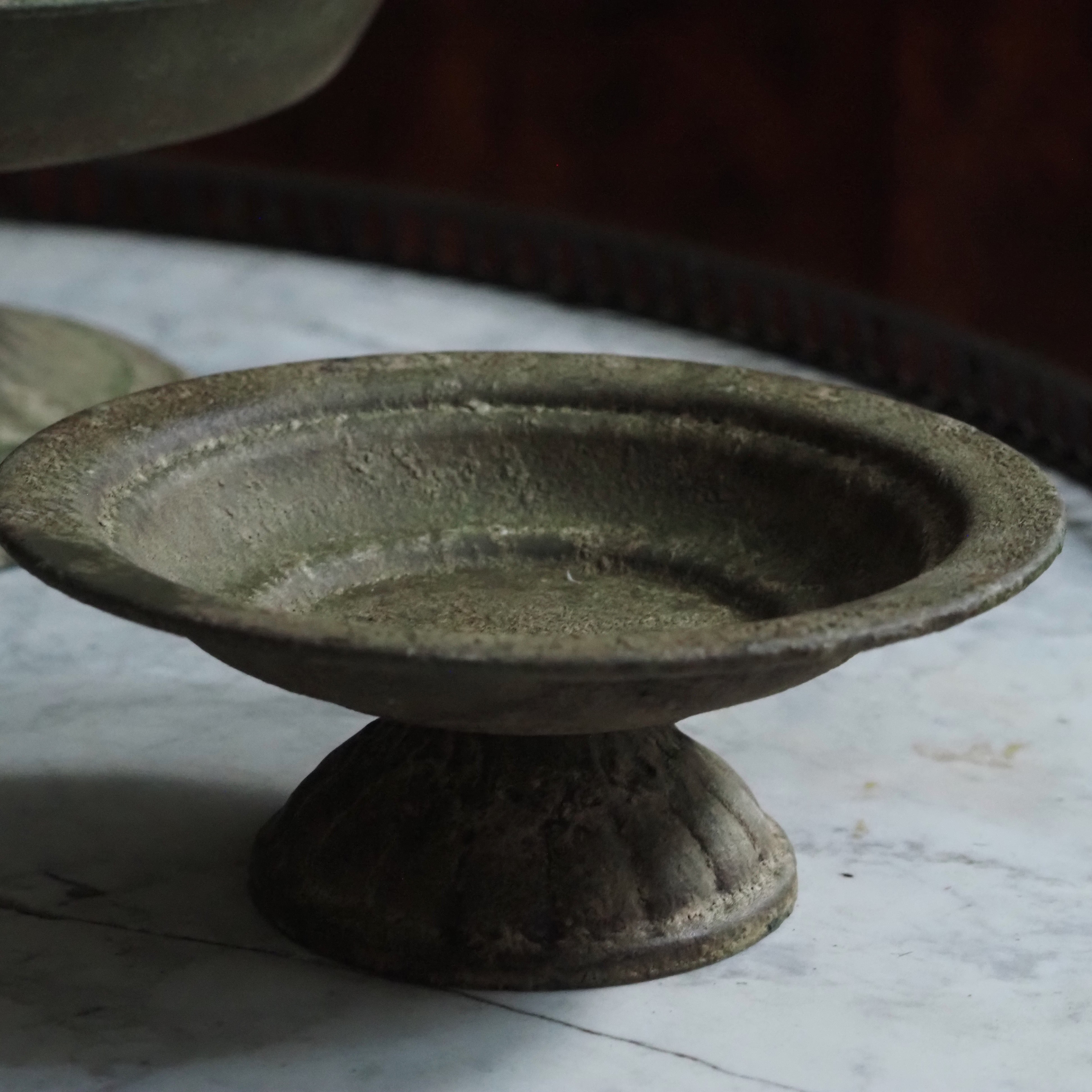 Schale auf Fuß · historisch inspirierte Metallschale mit Patina