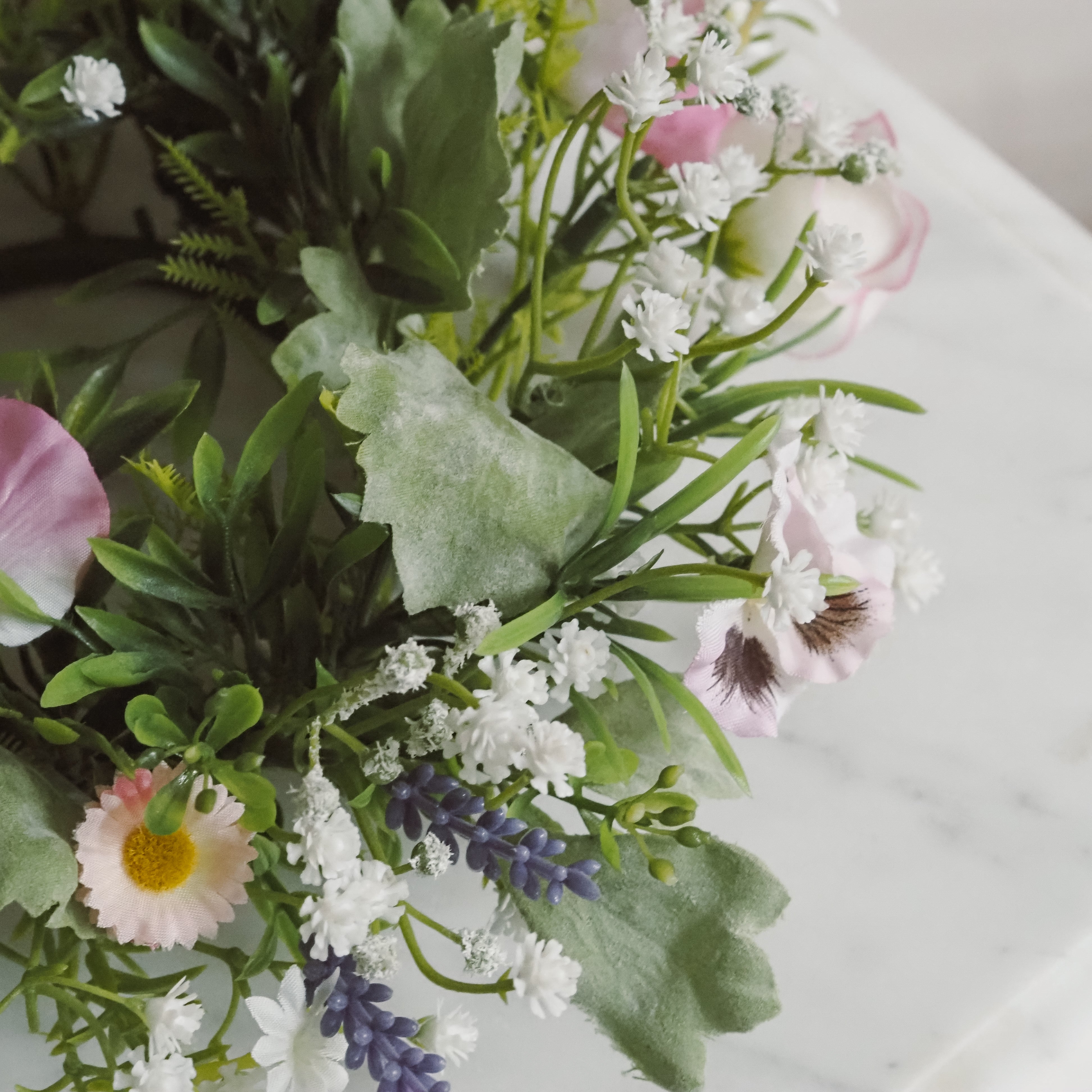 Blütenkranz · Frühlingskranz mit Rosen und Margeriten