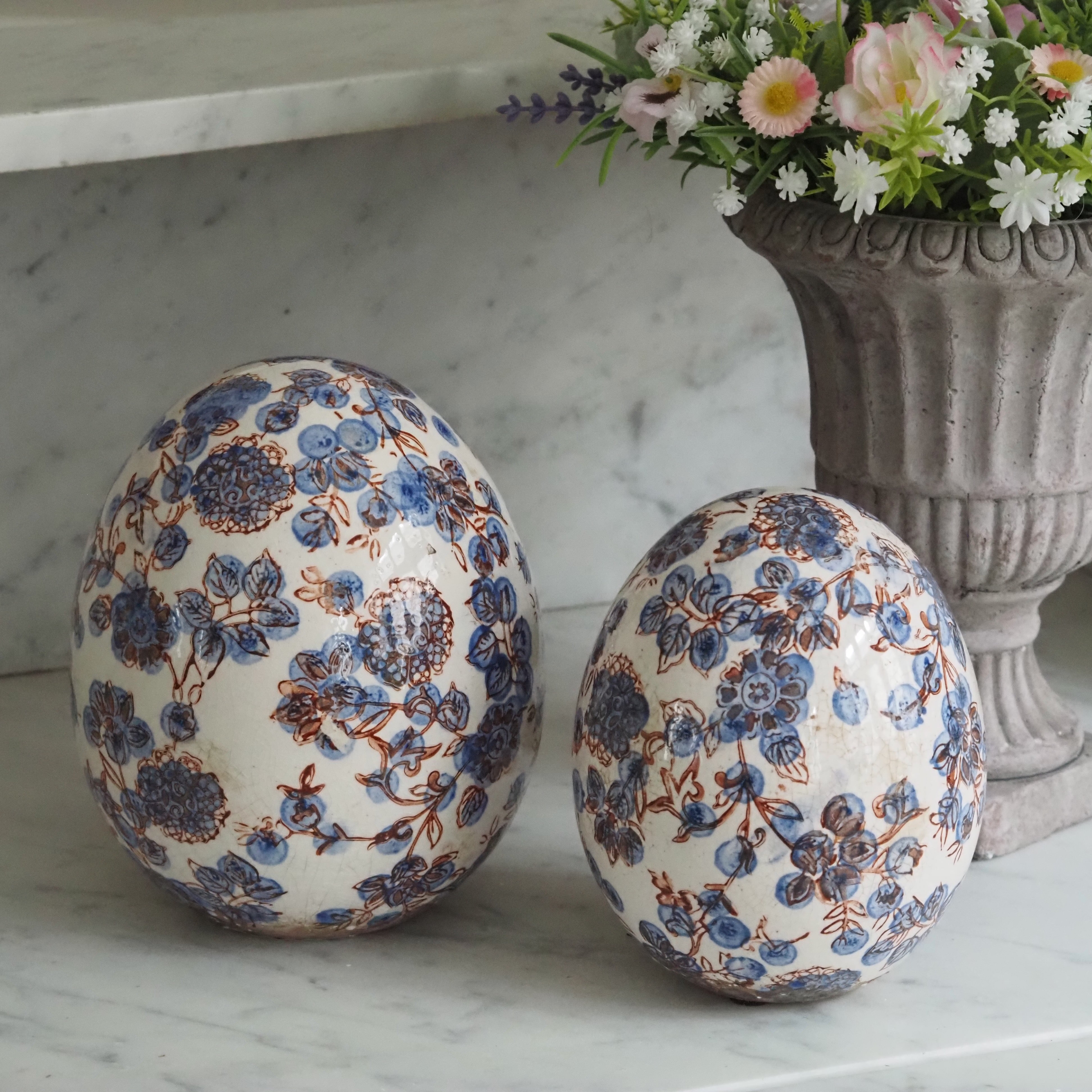 Dekorative Eier aus Steingut · florales Blau-Weiß Ornament · 2er-Set