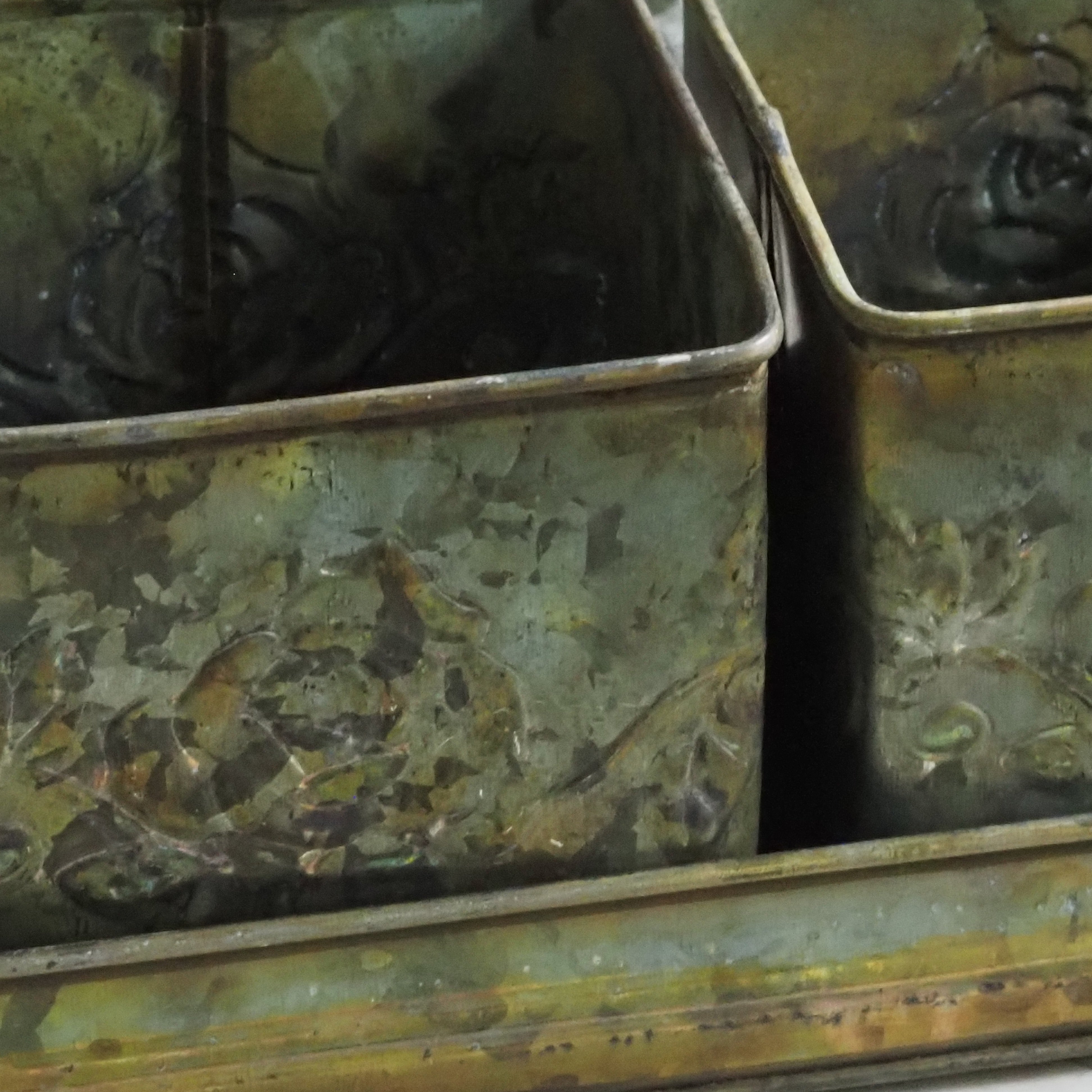 Metalltöpfe mit Tablett grün patiniert · 3-teiliges Metall-Set mit Reliefdekor